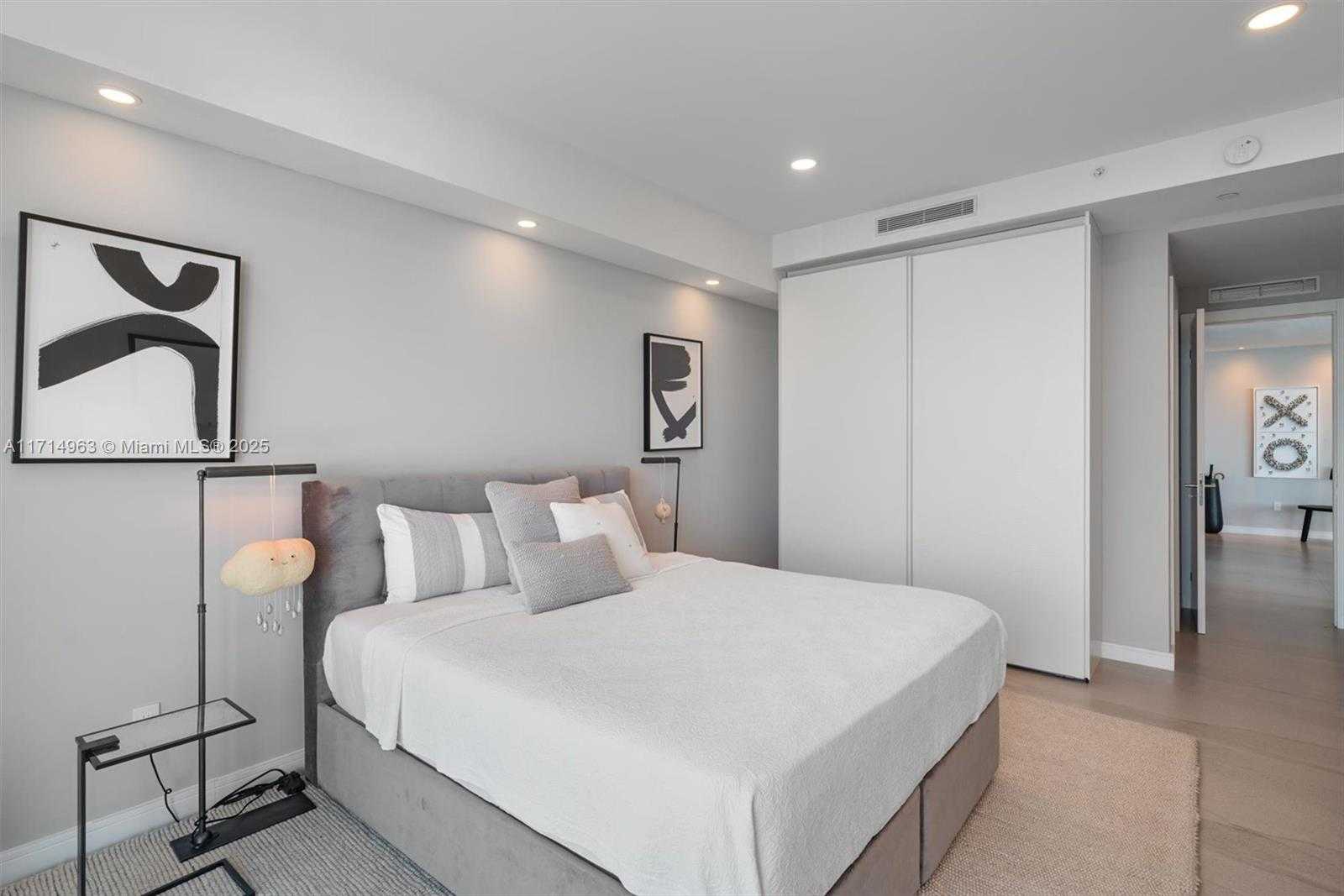 Small Image of 100 SOUTH POINTE DR #3203, Miami Beach Number 26