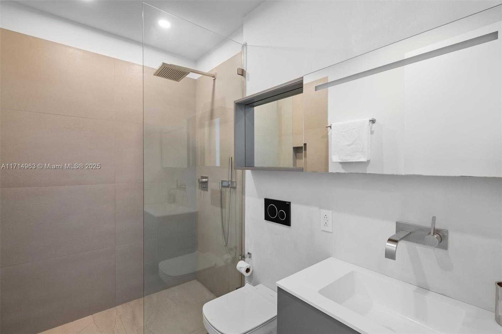 Small Image of 100 SOUTH POINTE DR #3203, Miami Beach Number 27