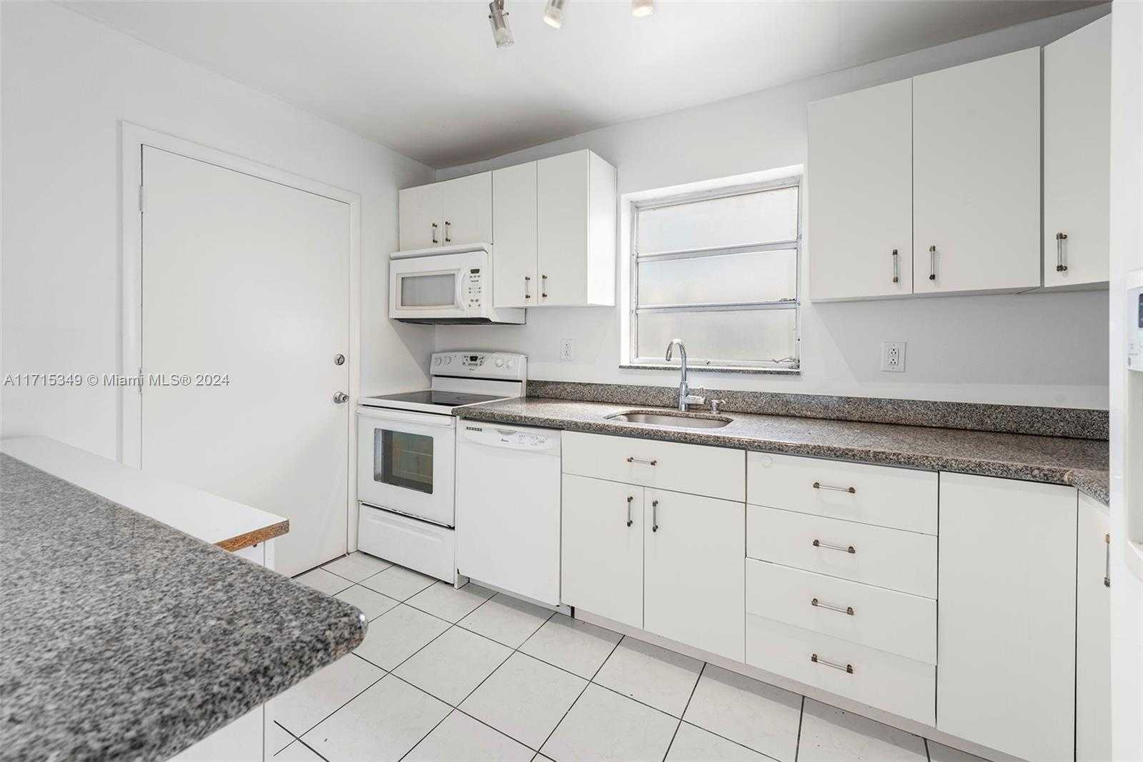 Small Image of 1020 94TH ST #503, Bay Harbor Islands Number 2