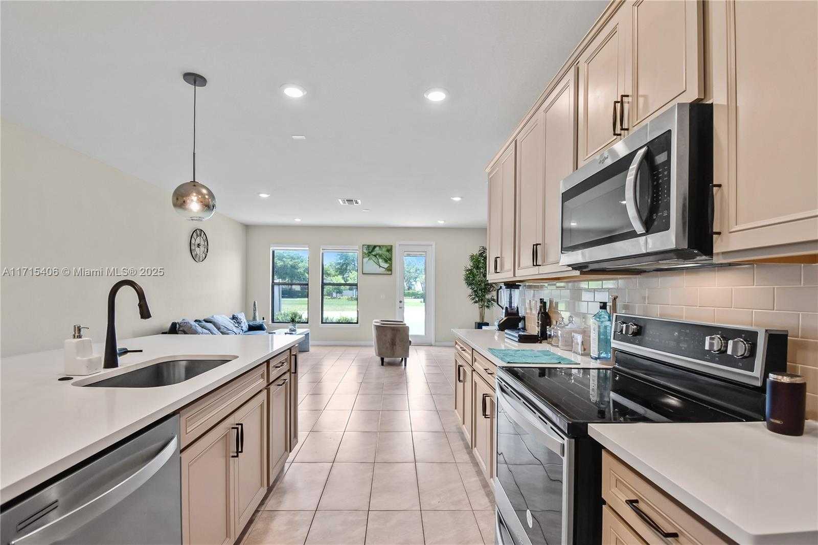 Small Image of 2156 SOUTH APPLETON CIR S #2156, Oakland Park Number 5
