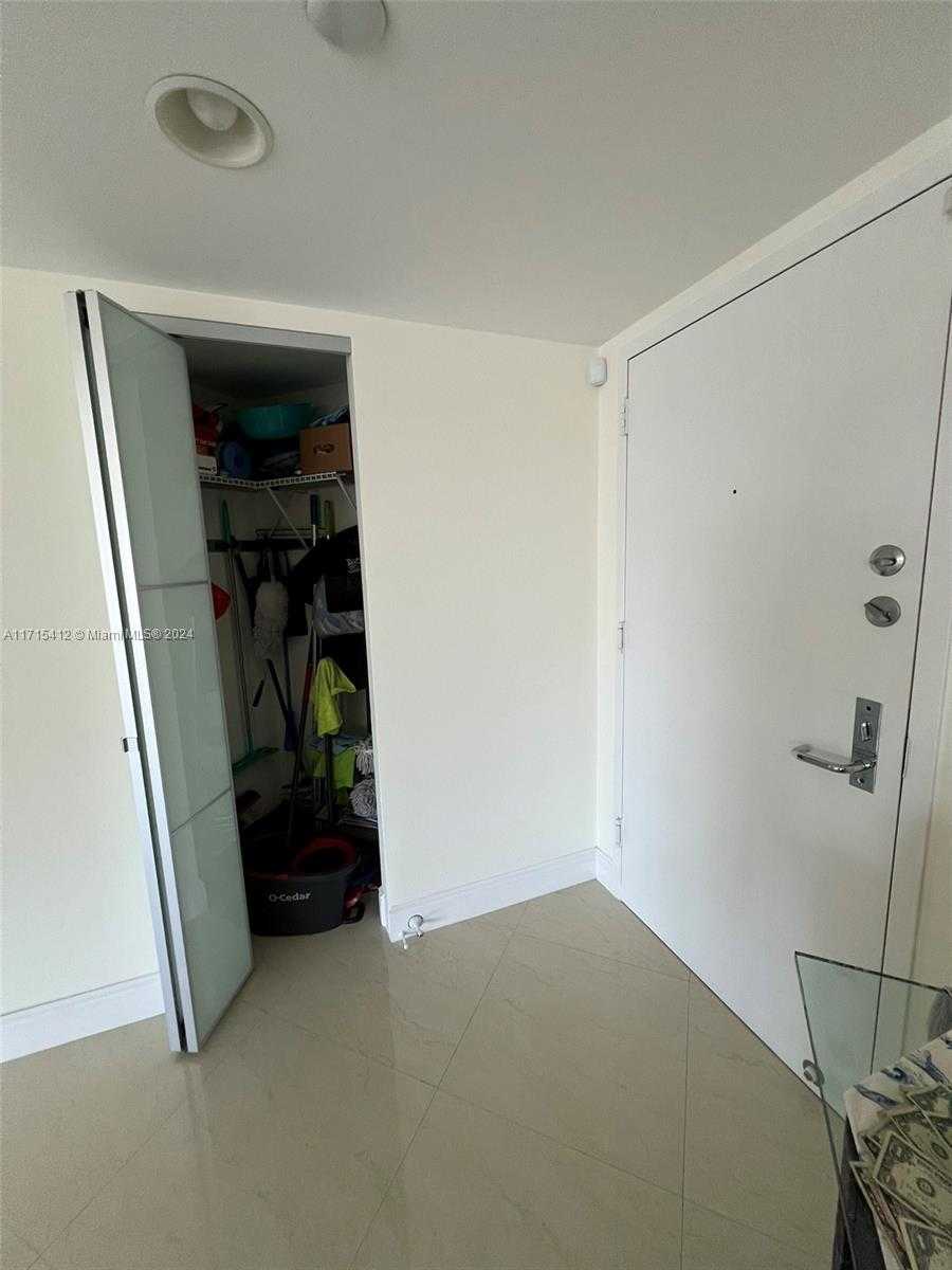 Small Image of 3530 Mystic Pointe Dr, Aventura, FL 33180, USA Number 10