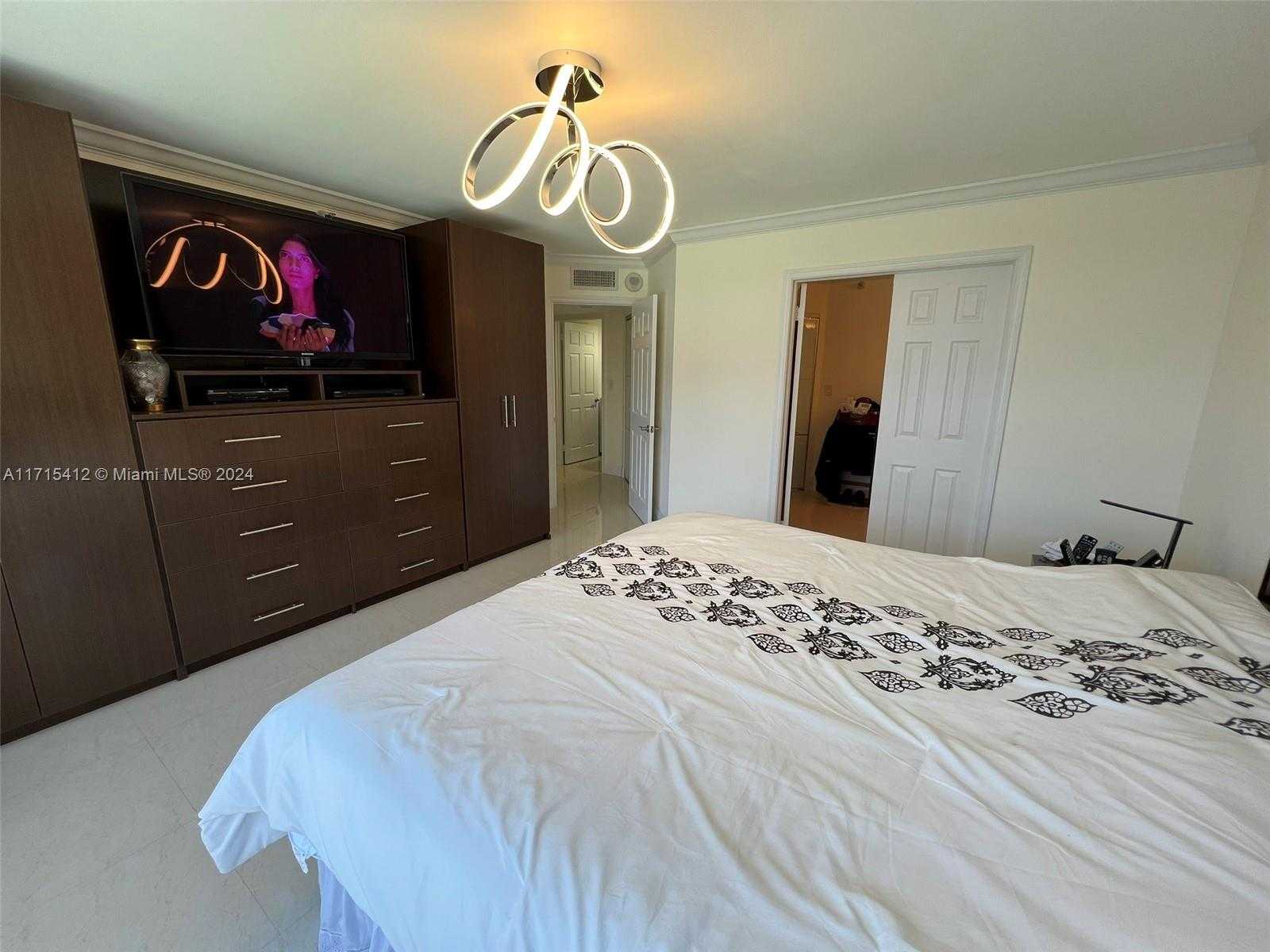 Small Image of 3530 Mystic Pointe Dr, Aventura, FL 33180, USA Number 12