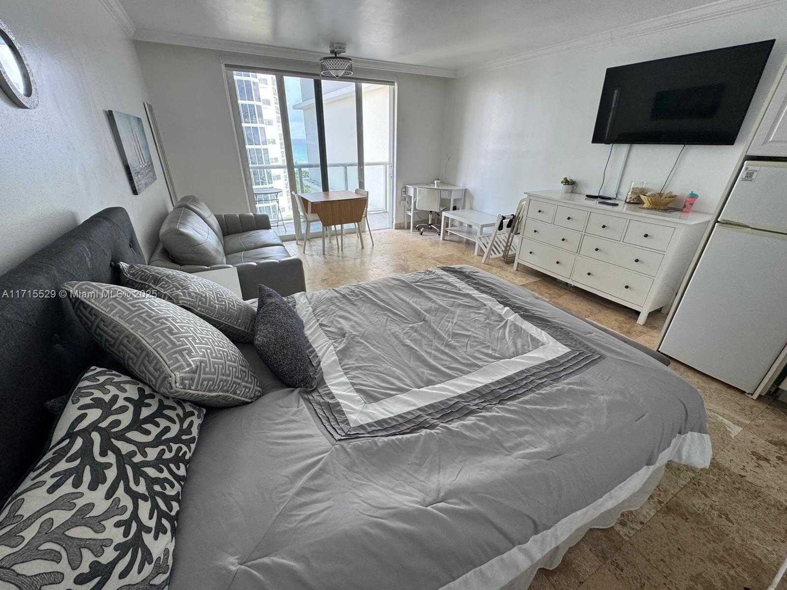 Small Image of 19201 COLLINS AVE #1017, Sunny Isles Beach Number 4