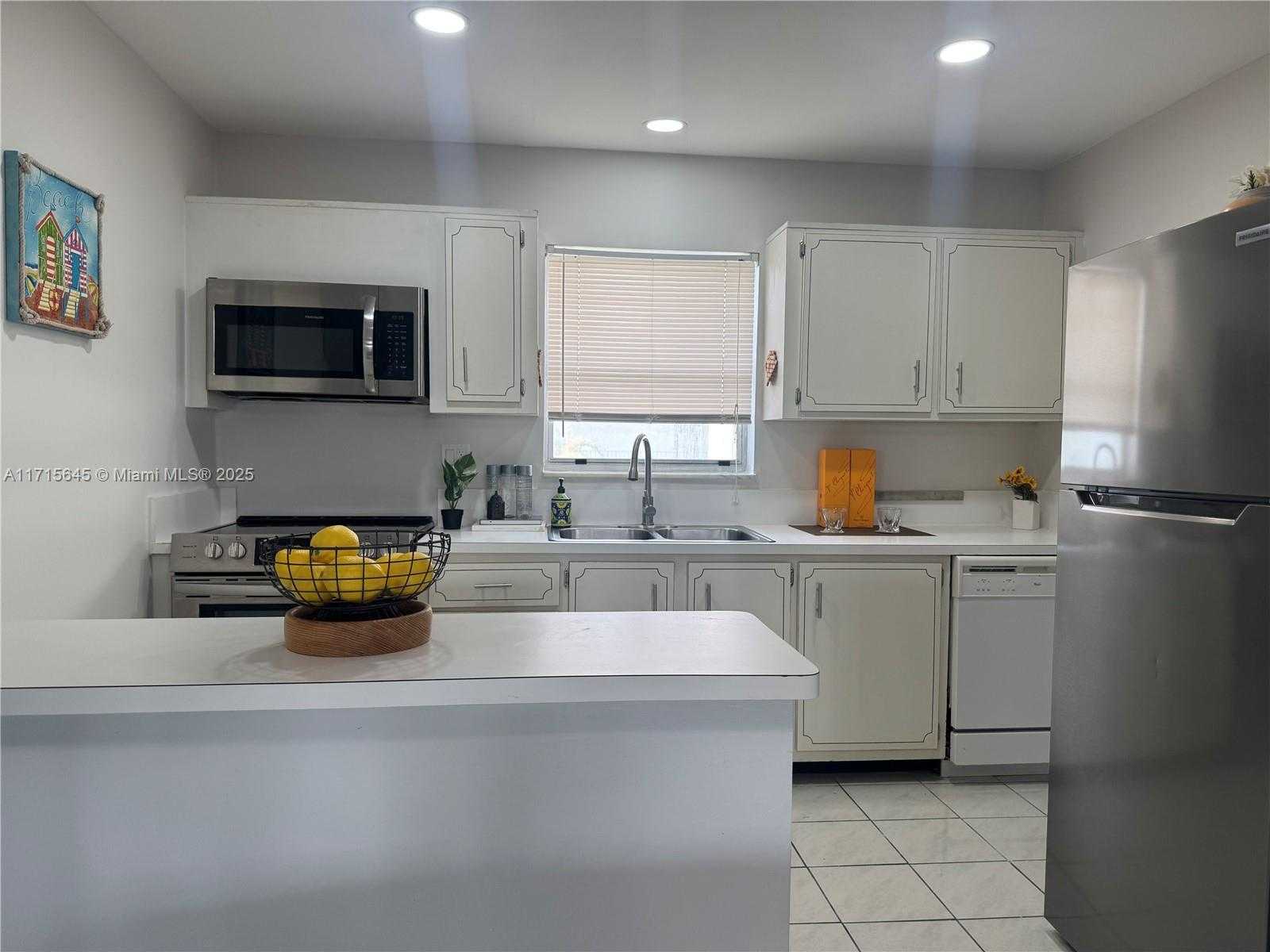 Small Image of 201 178TH DR #337, Sunny Isles Beach Number 2