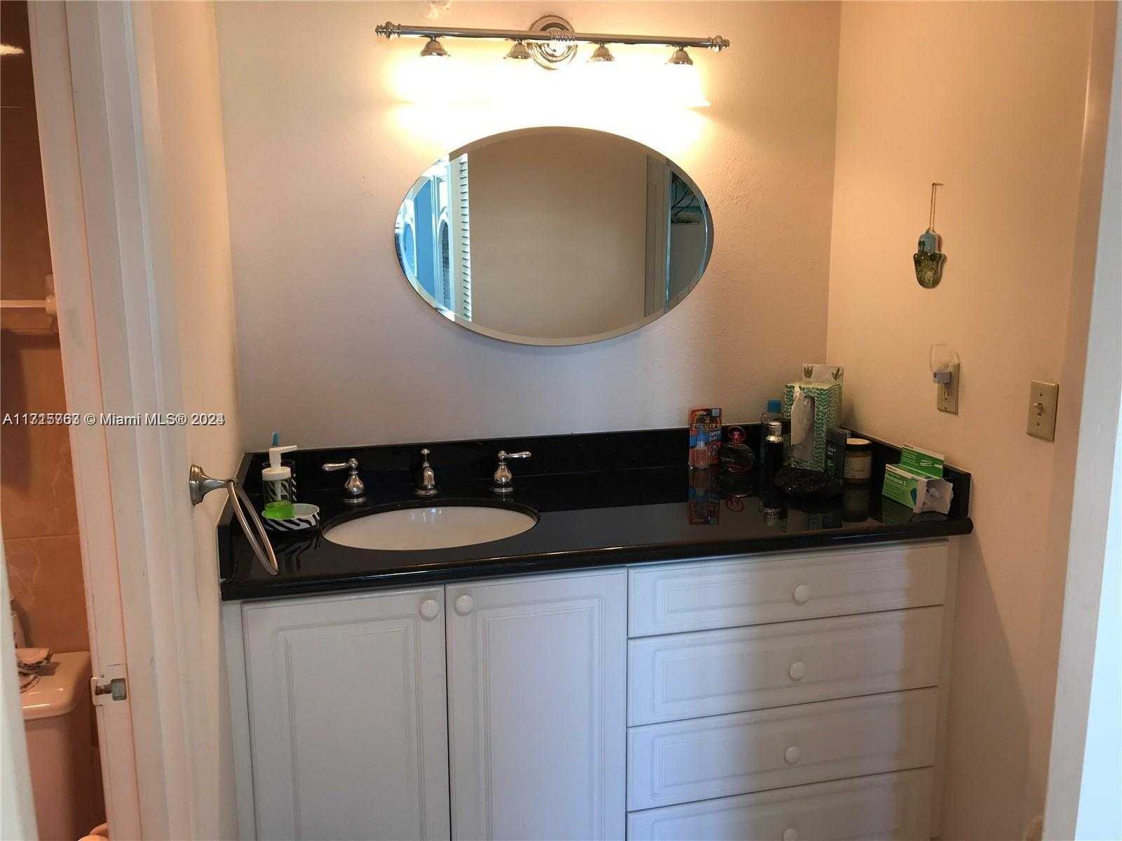Small Image of 300 Bayview Dr, Sunny Isles Beach, FL 33160, USA Number 10