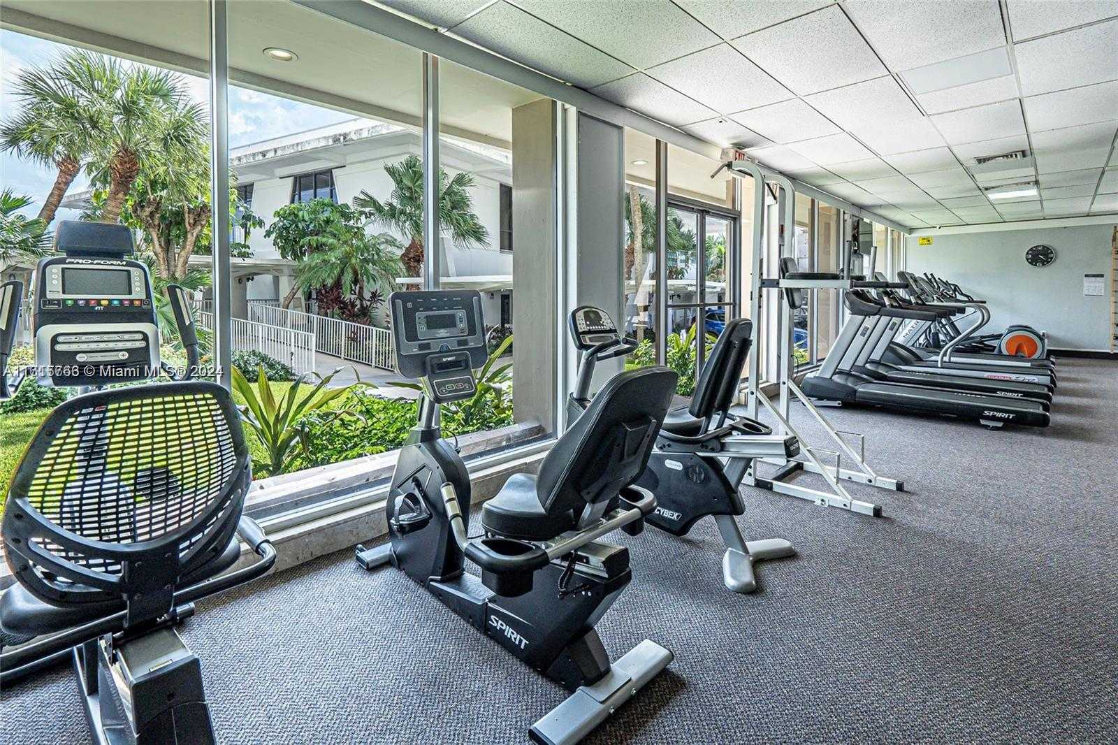 Small Image of 300 Bayview Dr, Sunny Isles Beach, FL 33160, USA Number 33