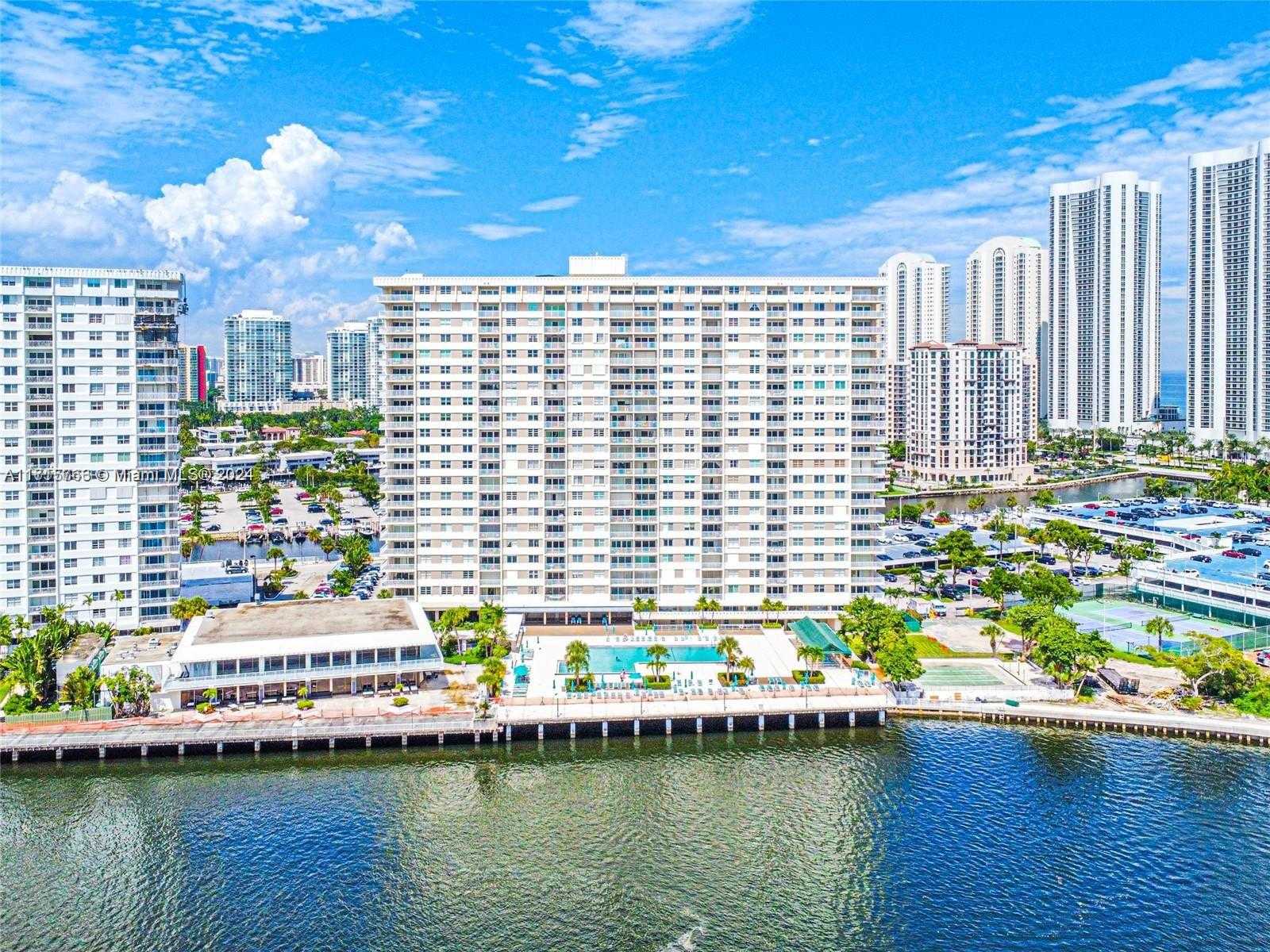 Small Image of 300 Bayview Dr, Sunny Isles Beach, FL 33160, USA Number 37