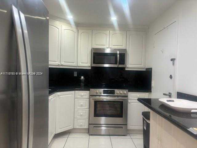 Small Image of 300 Bayview Dr, Sunny Isles Beach, FL 33160, USA Number 5