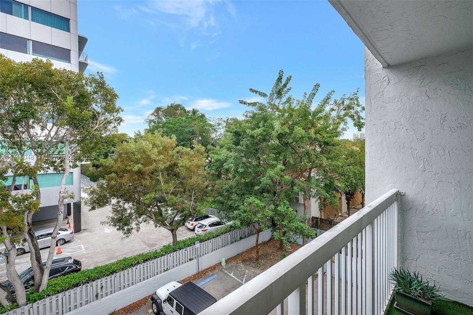 Small Image of 2920 SW 28th Terrace, Miami, FL 33133, USA Number 21