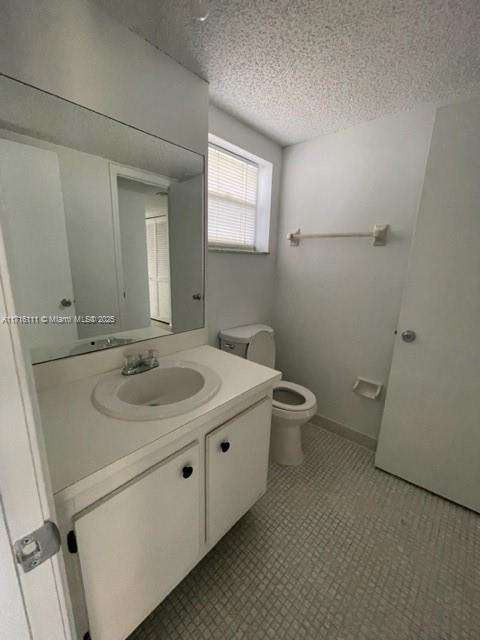 Small Image of 9235 Lagoon Pl, Davie, FL 33324, USA Number 13