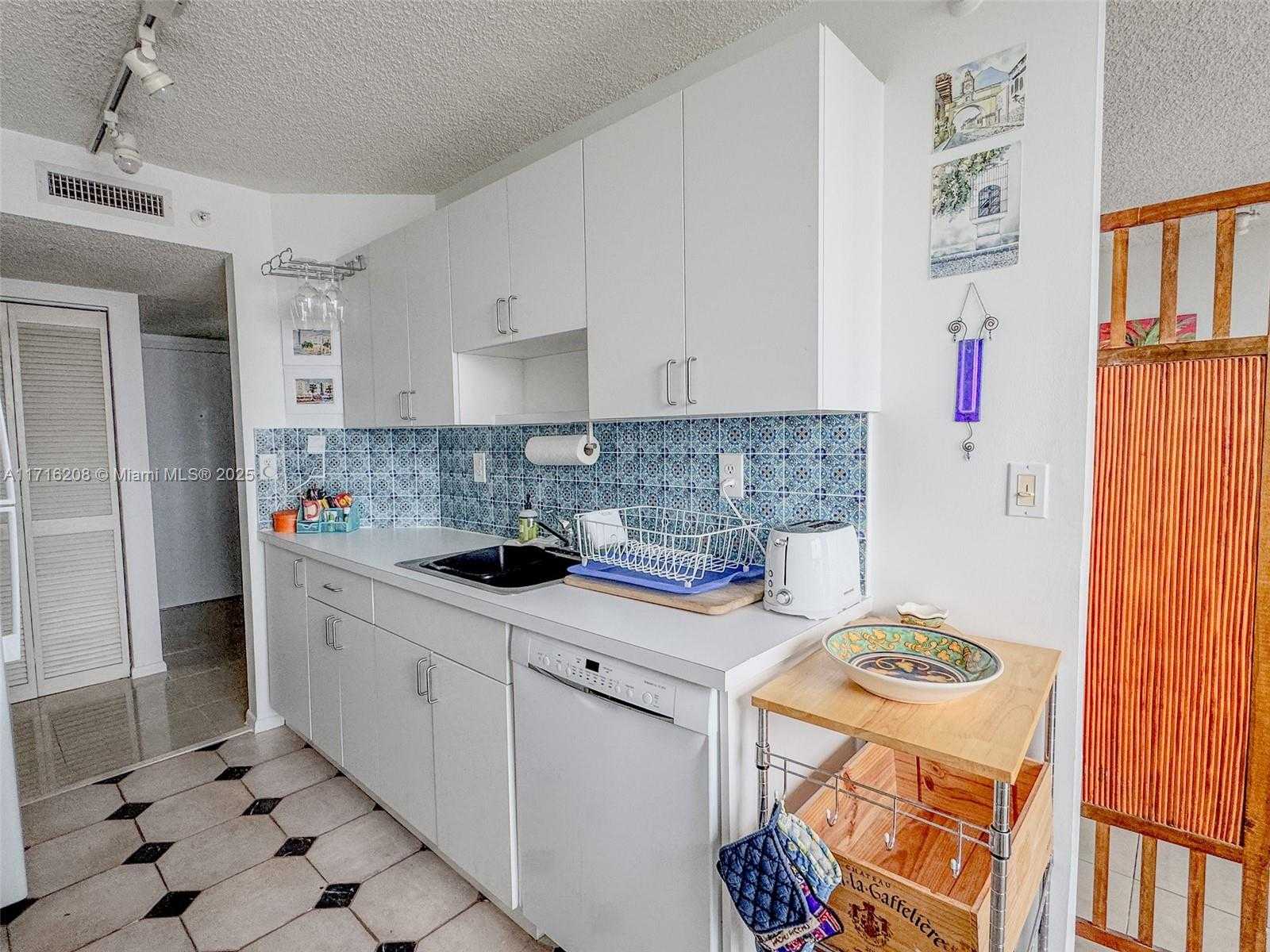 Small Image of 1688 WEST AVE #1004, Miami Beach Number 8