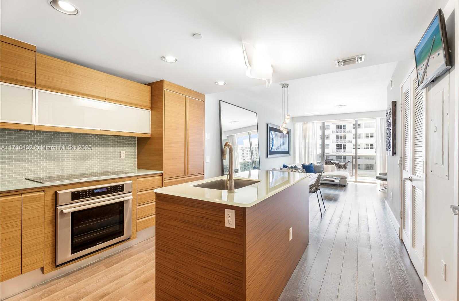 Small Image of 5875 COLLINS AVE #1004, Miami Beach Number 12
