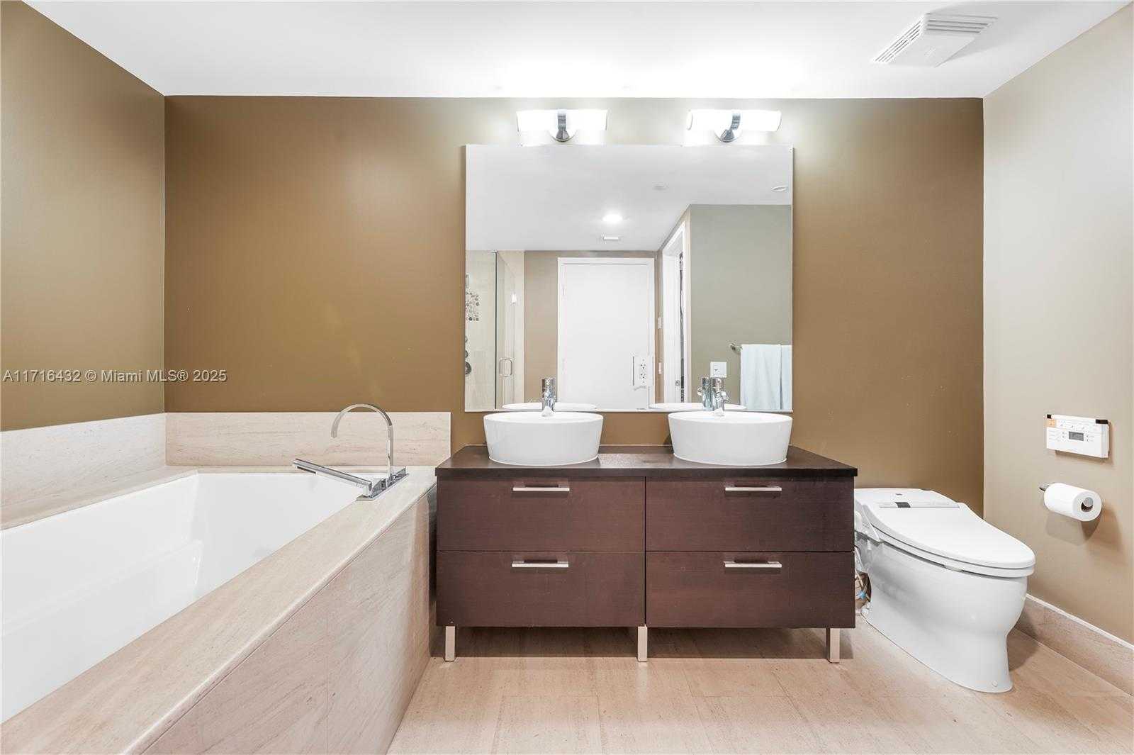 Small Image of 5875 COLLINS AVE #1004, Miami Beach Number 15