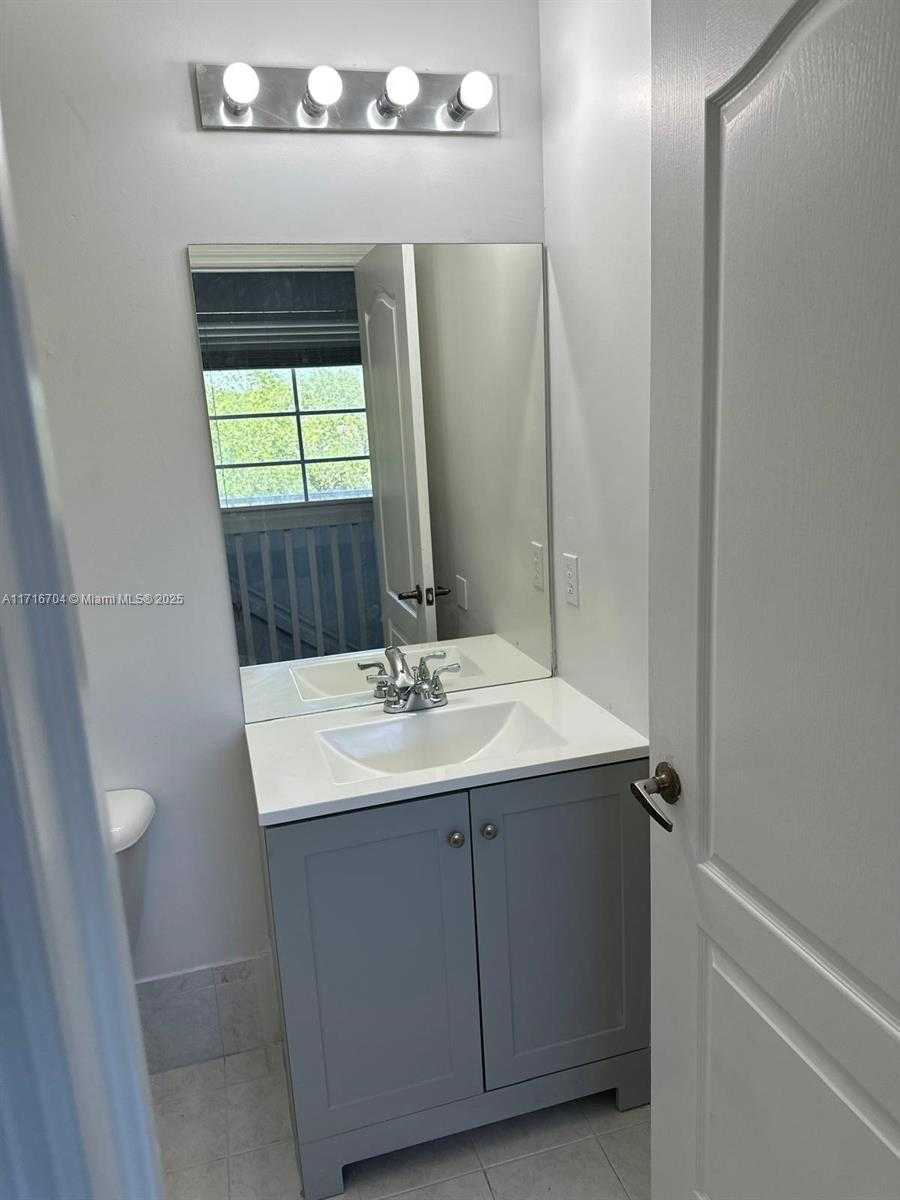 Small Image of Hialeah Number 16