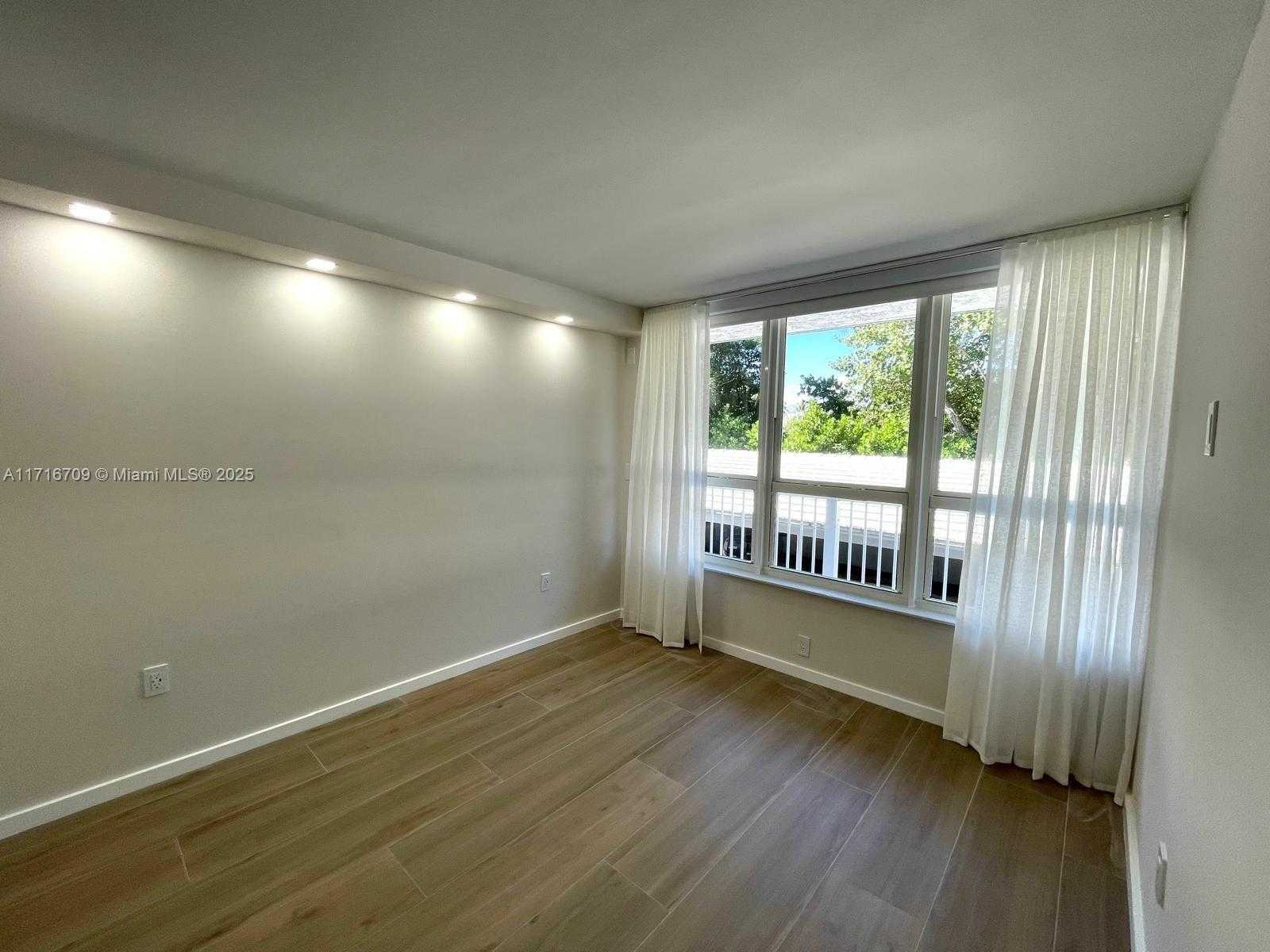 Small Image of 10230 COLLINS AVE #102, Bal Harbour Number 11