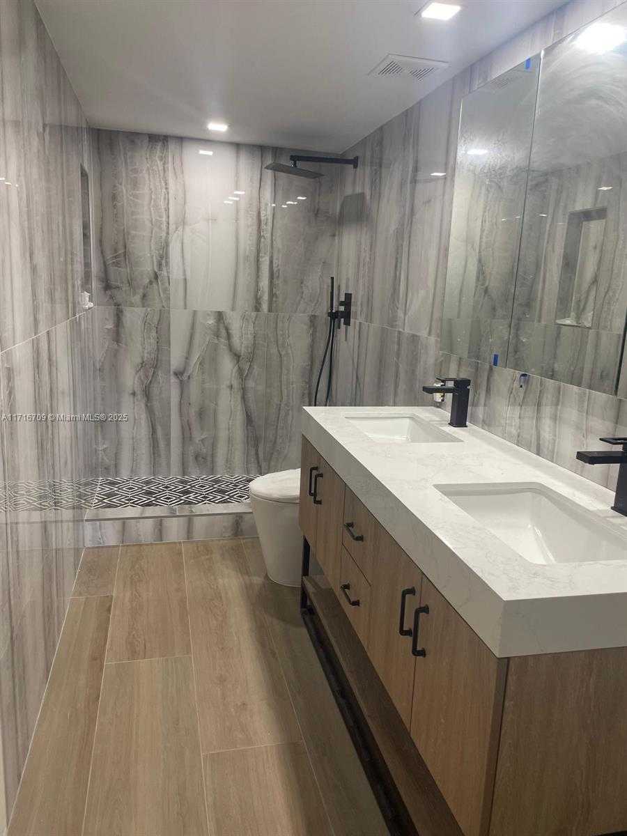 Small Image of 10230 COLLINS AVE #102, Bal Harbour Number 12