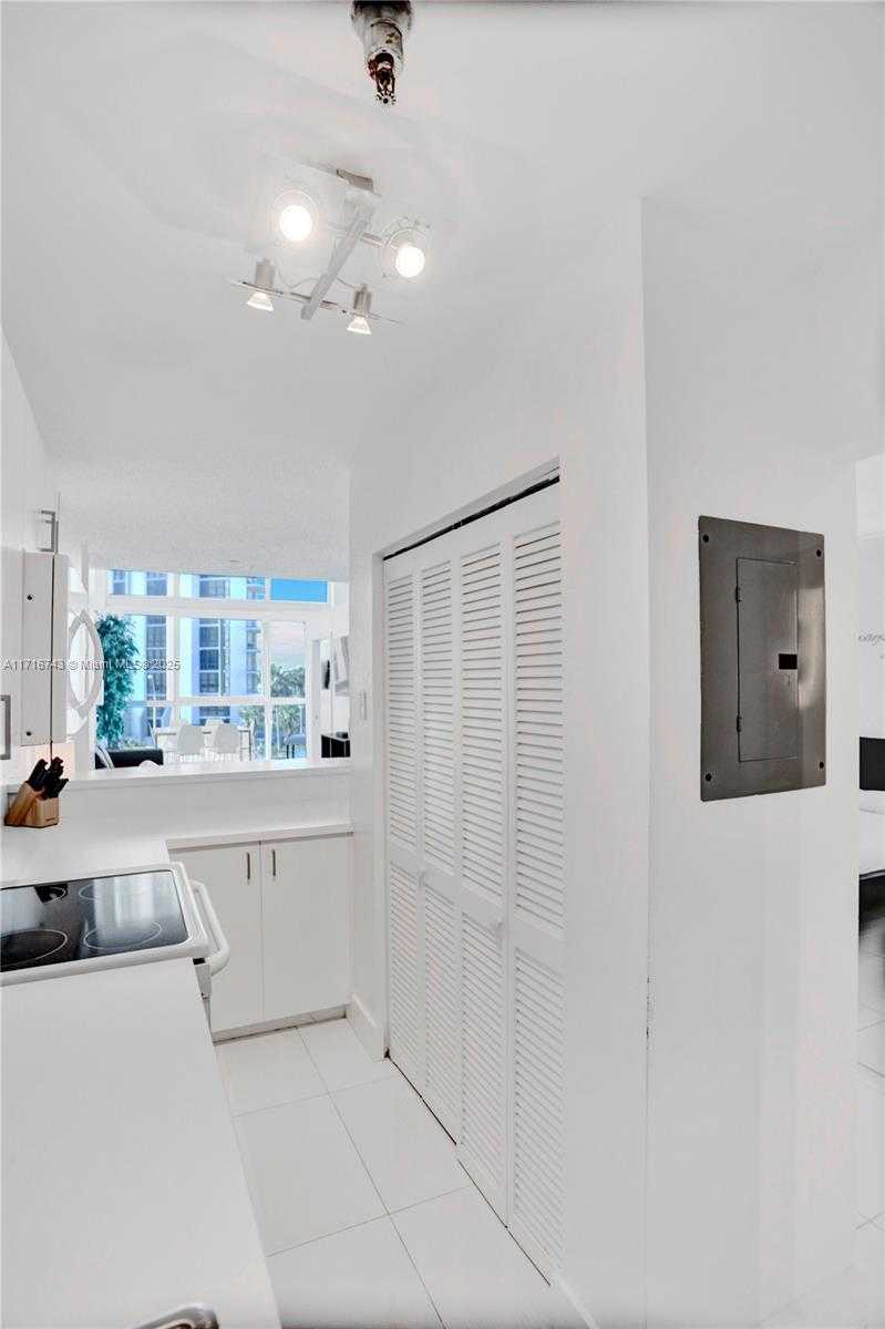 Small Image of 5445 COLLINS AVE #BAY-14, Miami Beach Number 29