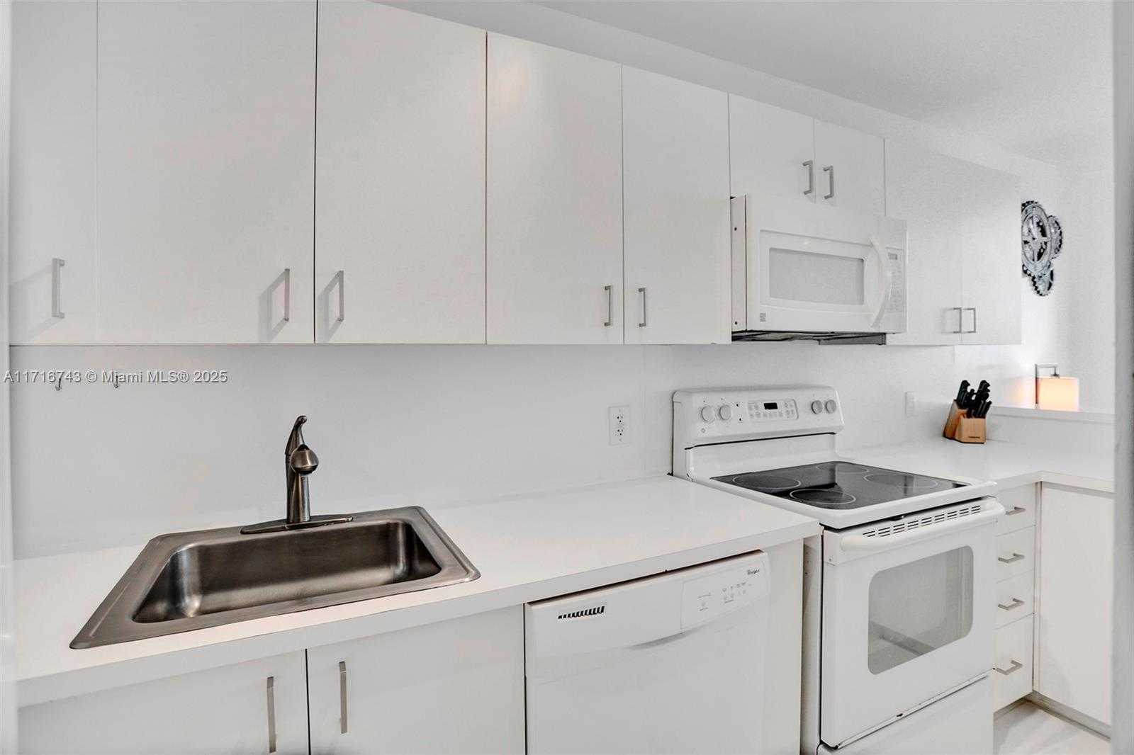 Small Image of 5445 COLLINS AVE #BAY-14, Miami Beach Number 30