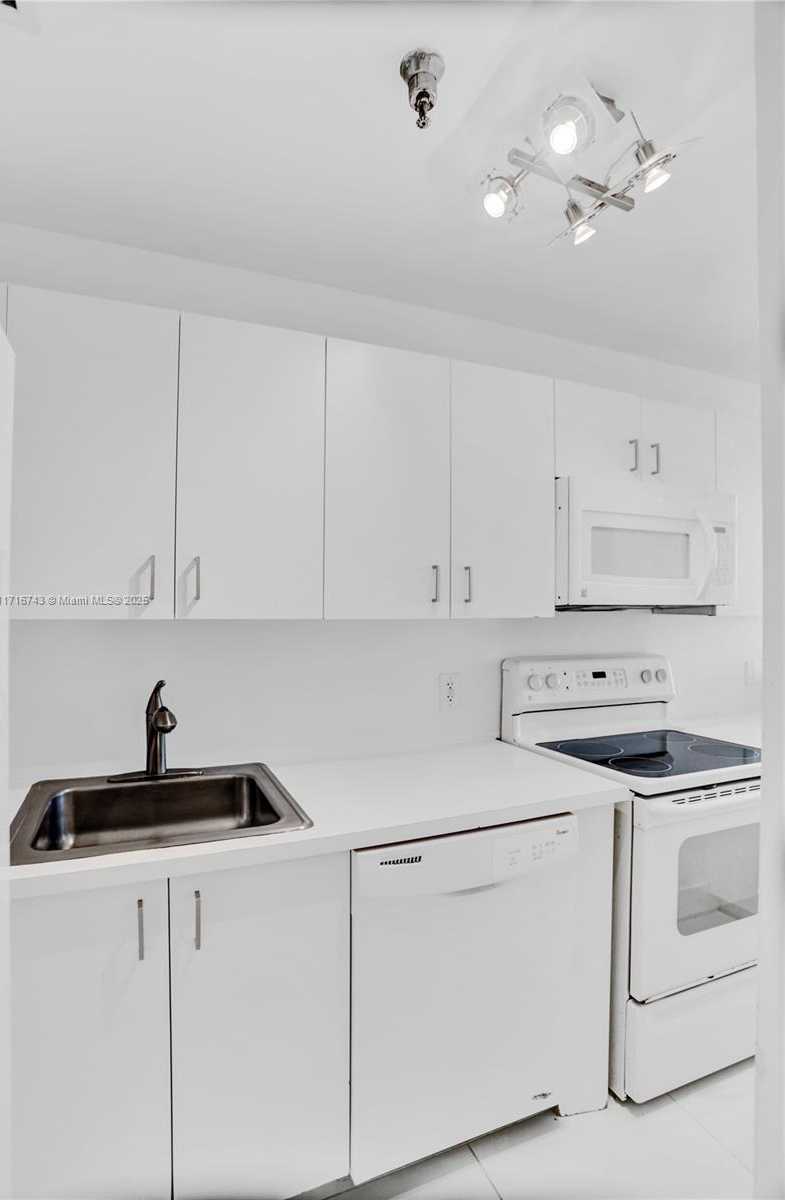 Small Image of 5445 COLLINS AVE #BAY-14, Miami Beach Number 31