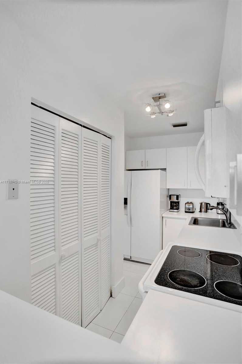 Small Image of 5445 COLLINS AVE #BAY-14, Miami Beach Number 32