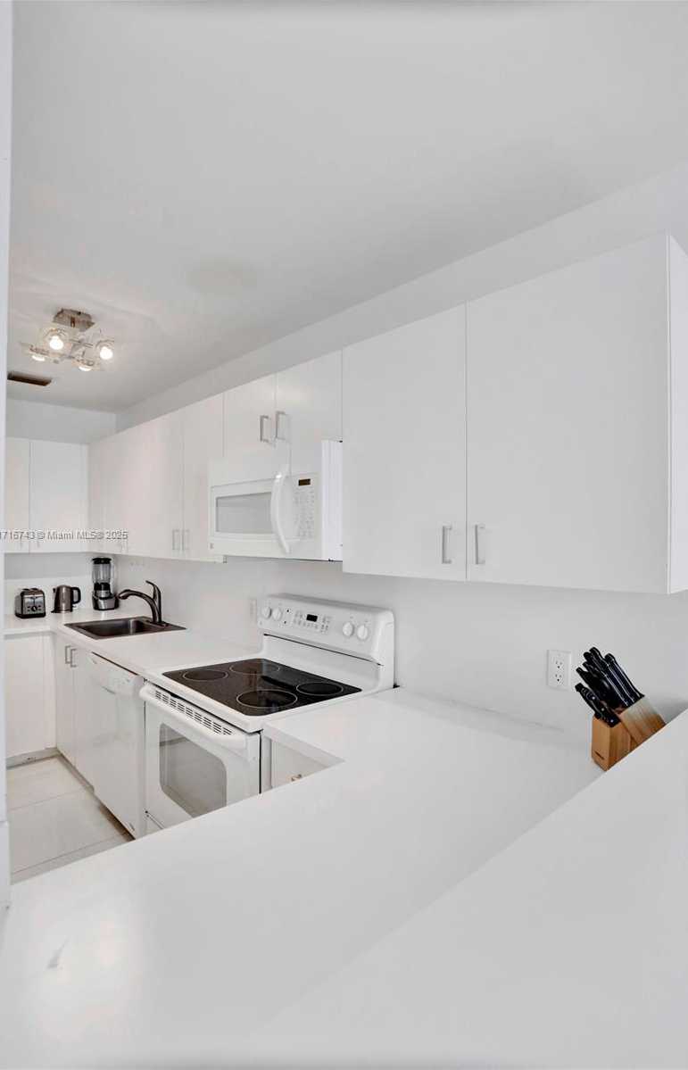 Small Image of 5445 COLLINS AVE #BAY-14, Miami Beach Number 33