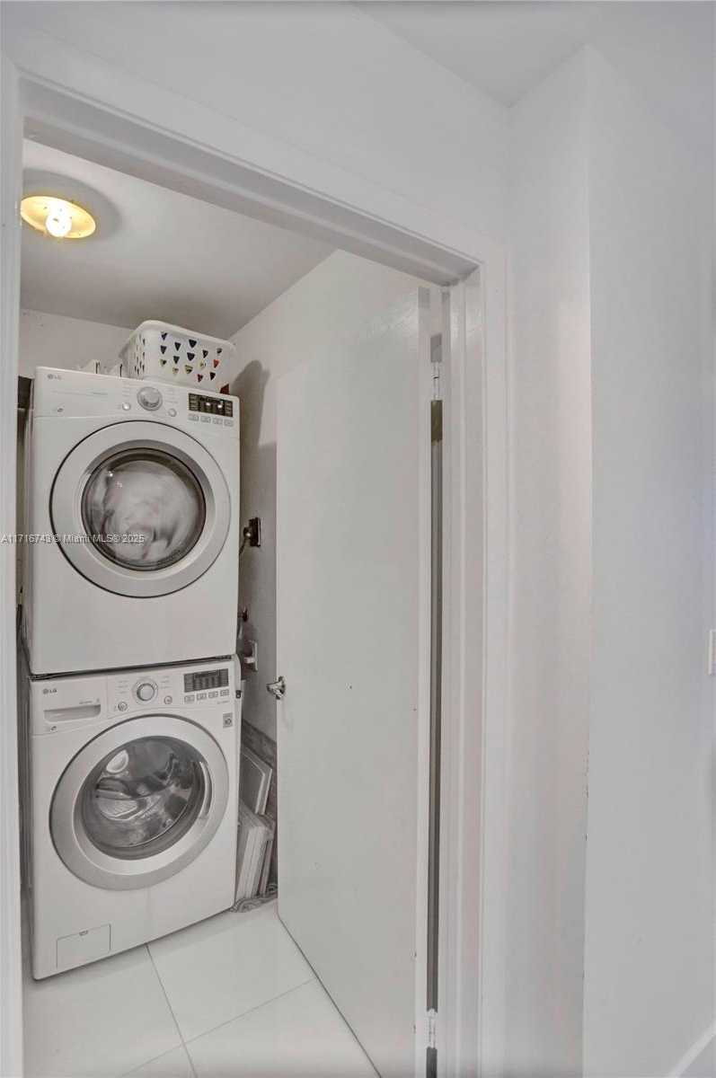 Small Image of 5445 COLLINS AVE #BAY-14, Miami Beach Number 36