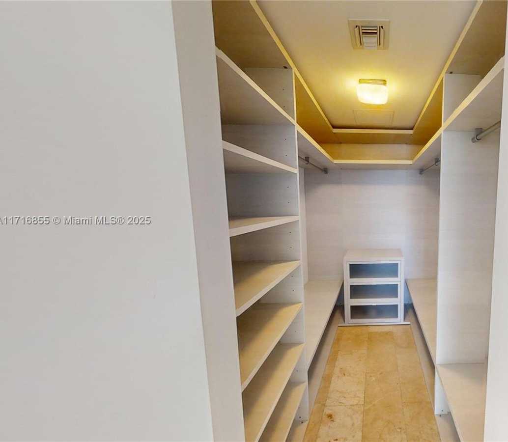 Small Image of 68 SOUTH EAST 6 ST #1111, Miami Number 15