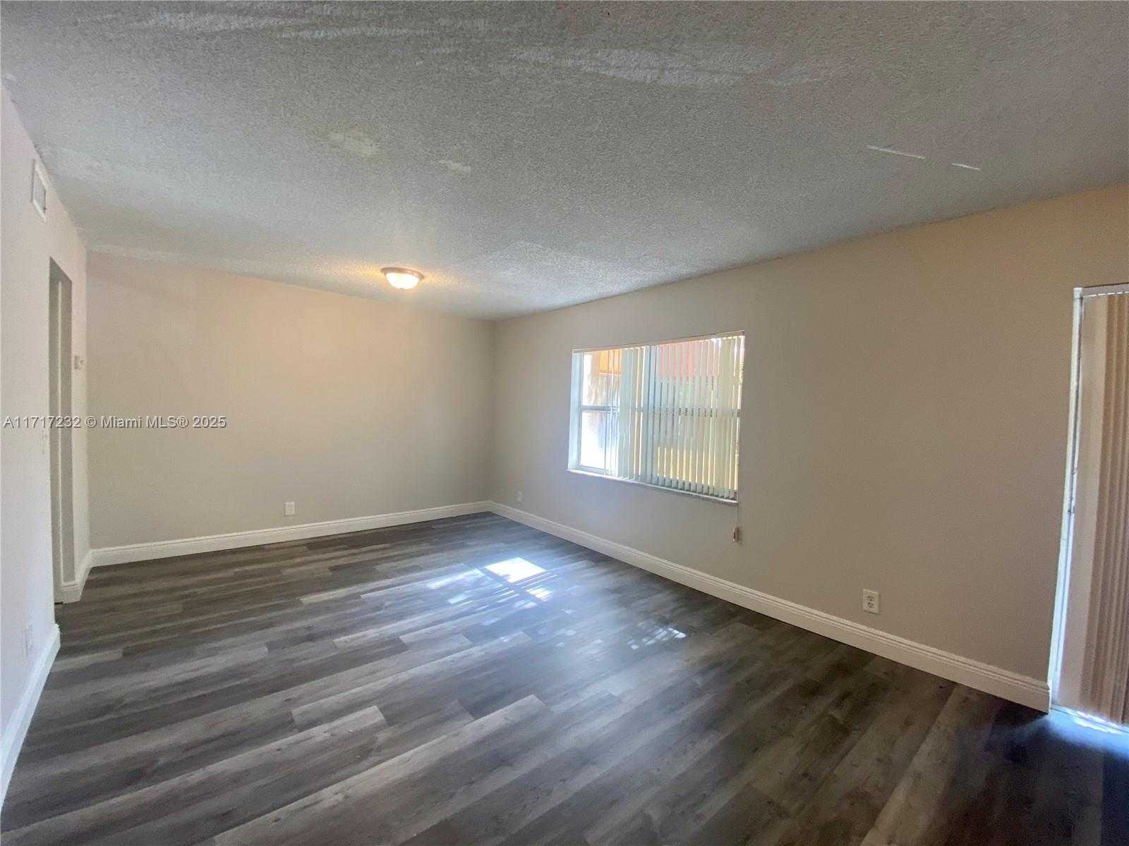 Small Image of 17901 NORTH WEST 68TH AVE #T206, Hialeah Number 4