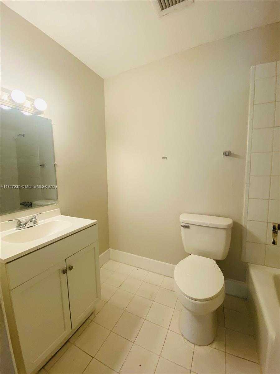 Small Image of 17901 NORTH WEST 68TH AVE #T206, Hialeah Number 5