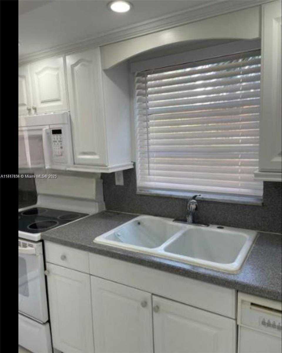 Small Image of 1020 94TH ST #203, Bay Harbor Islands Number 3