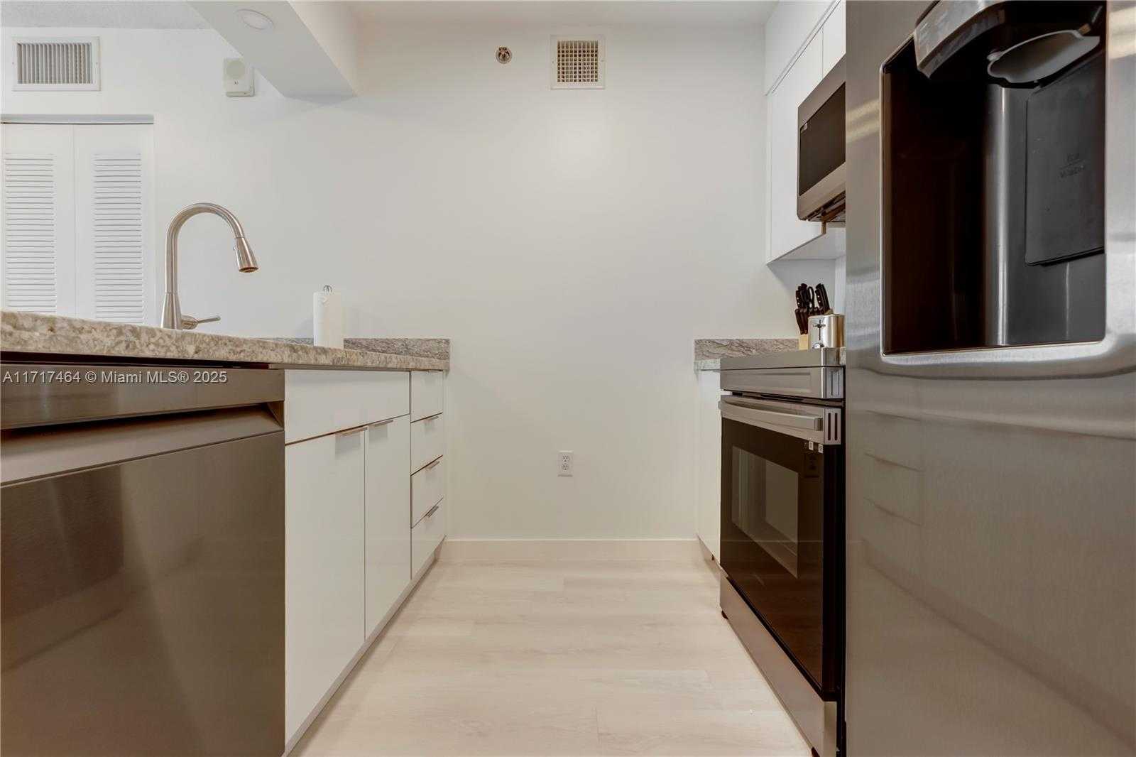 Small Image of 1200 BRICKELL BAY DR #2424, Miami Number 8