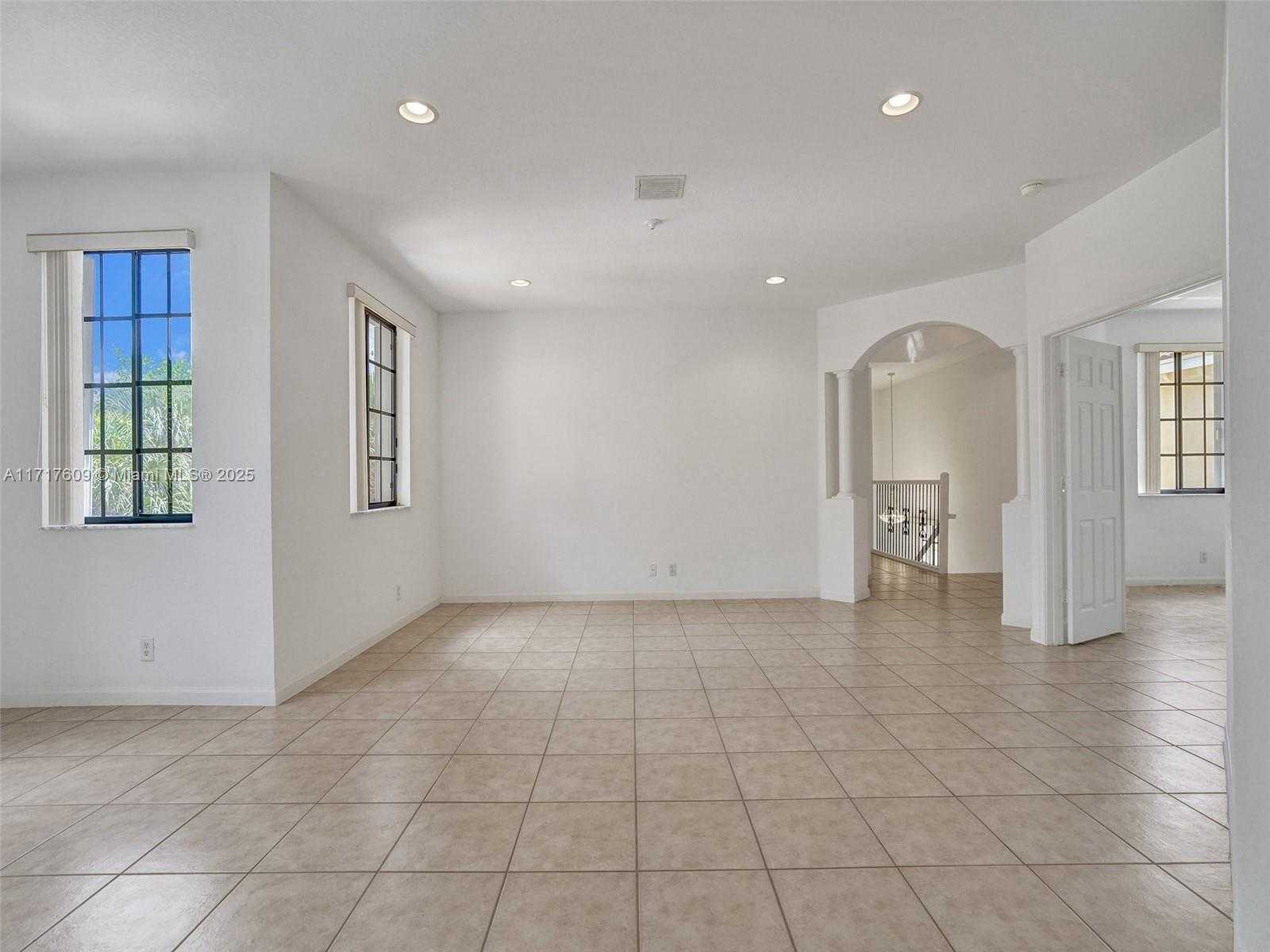 Small Image of 1689 PASSION VINE CIR #21-4, Weston Number 11