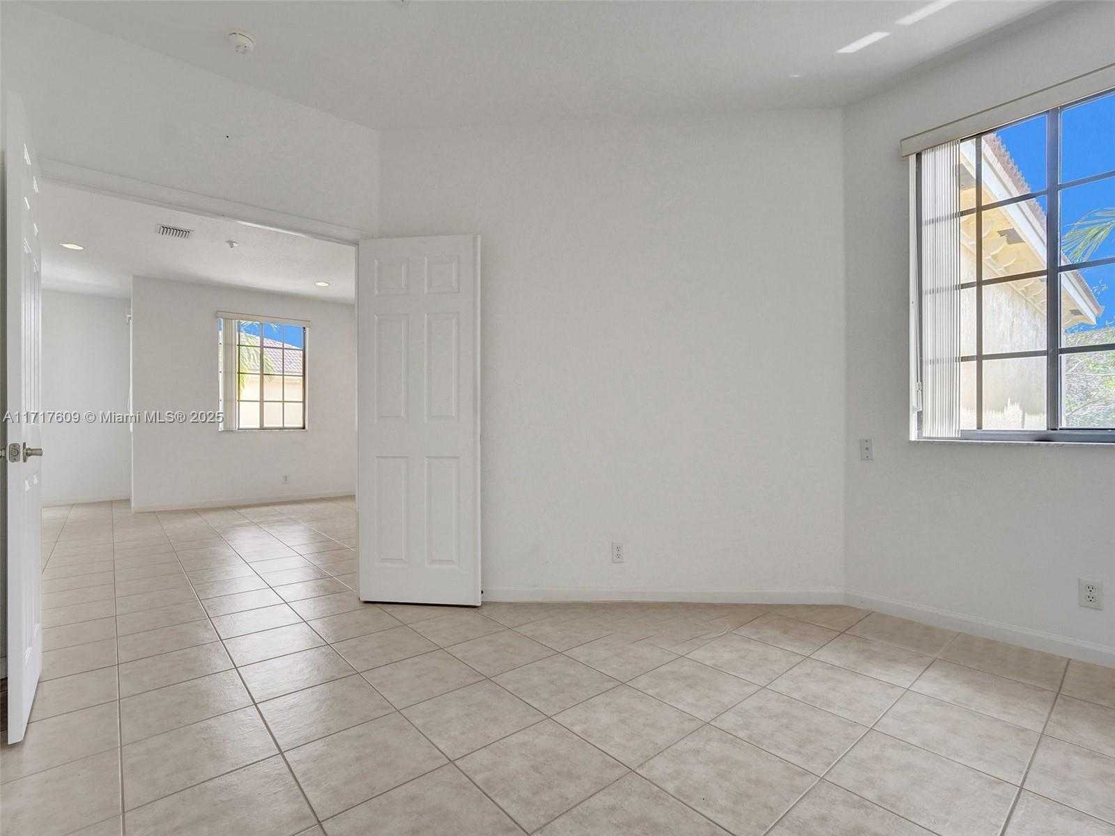 Small Image of 1689 PASSION VINE CIR #21-4, Weston Number 14