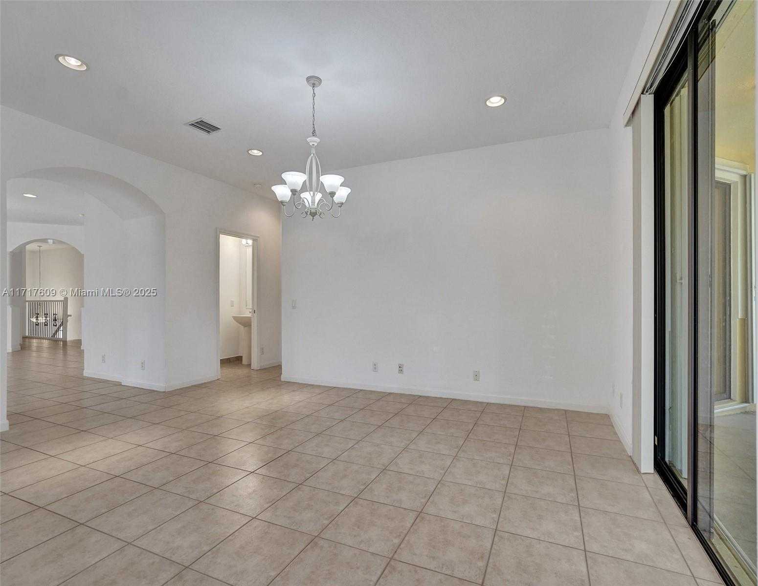 Small Image of 1689 PASSION VINE CIR #21-4, Weston Number 22