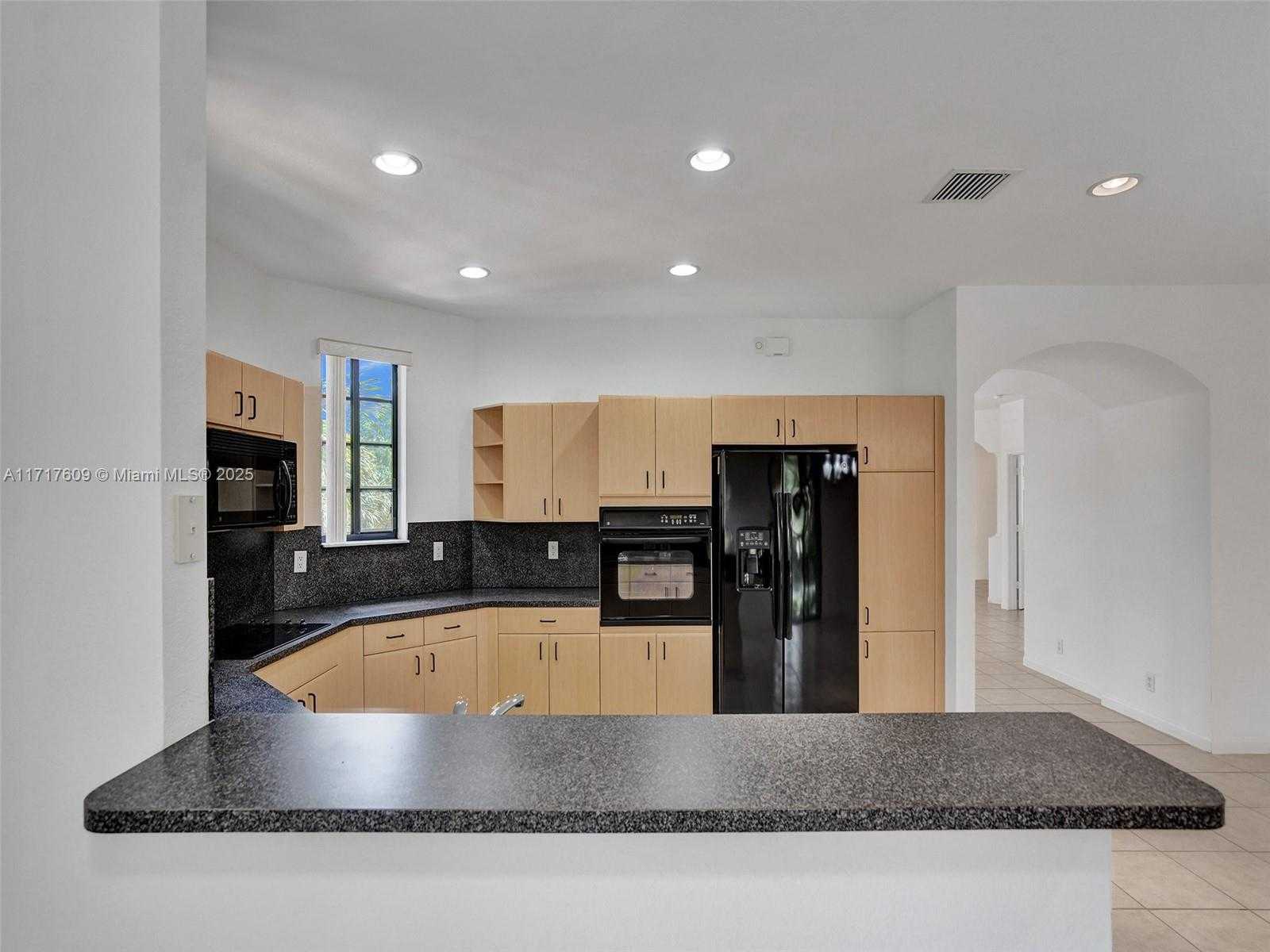 Small Image of 1689 PASSION VINE CIR #21-4, Weston Number 23