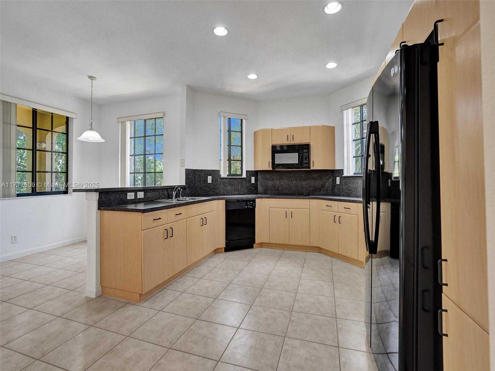 Small Image of 1689 PASSION VINE CIR #21-4, Weston Number 24