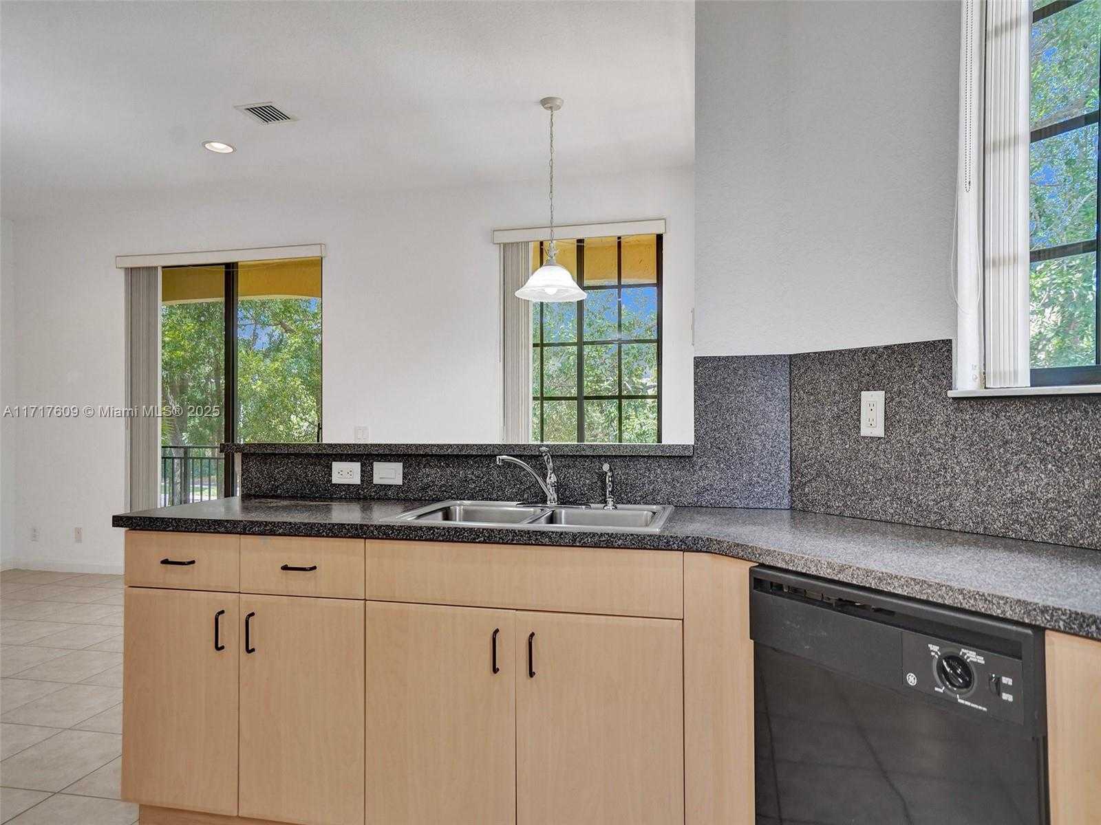 Small Image of 1689 PASSION VINE CIR #21-4, Weston Number 25