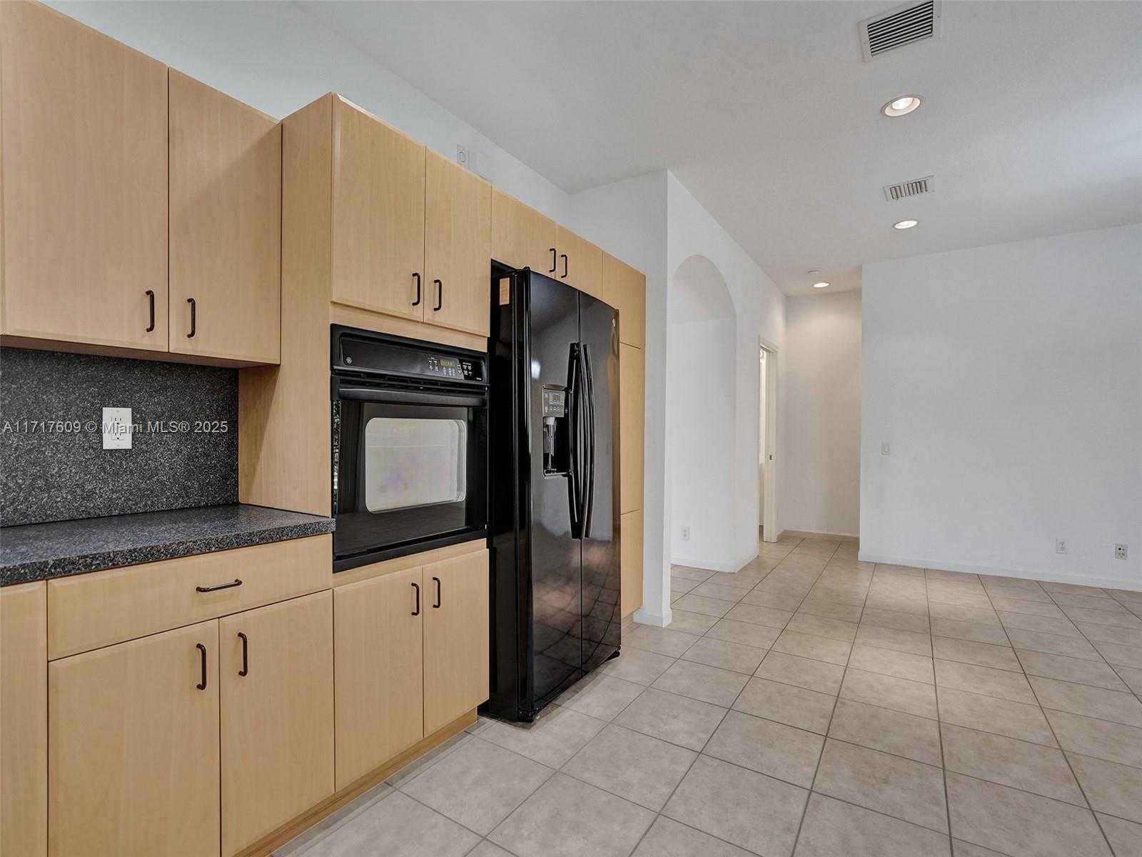 Small Image of 1689 PASSION VINE CIR #21-4, Weston Number 26