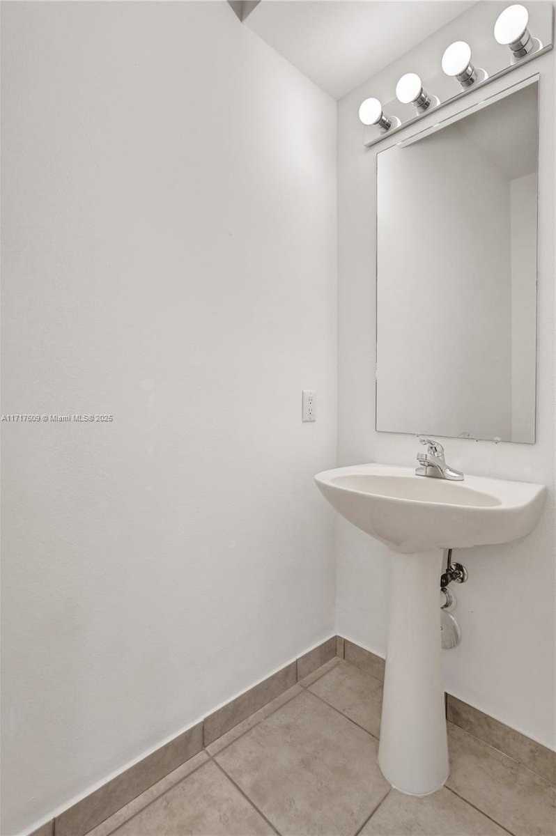 Small Image of 1689 PASSION VINE CIR #21-4, Weston Number 27
