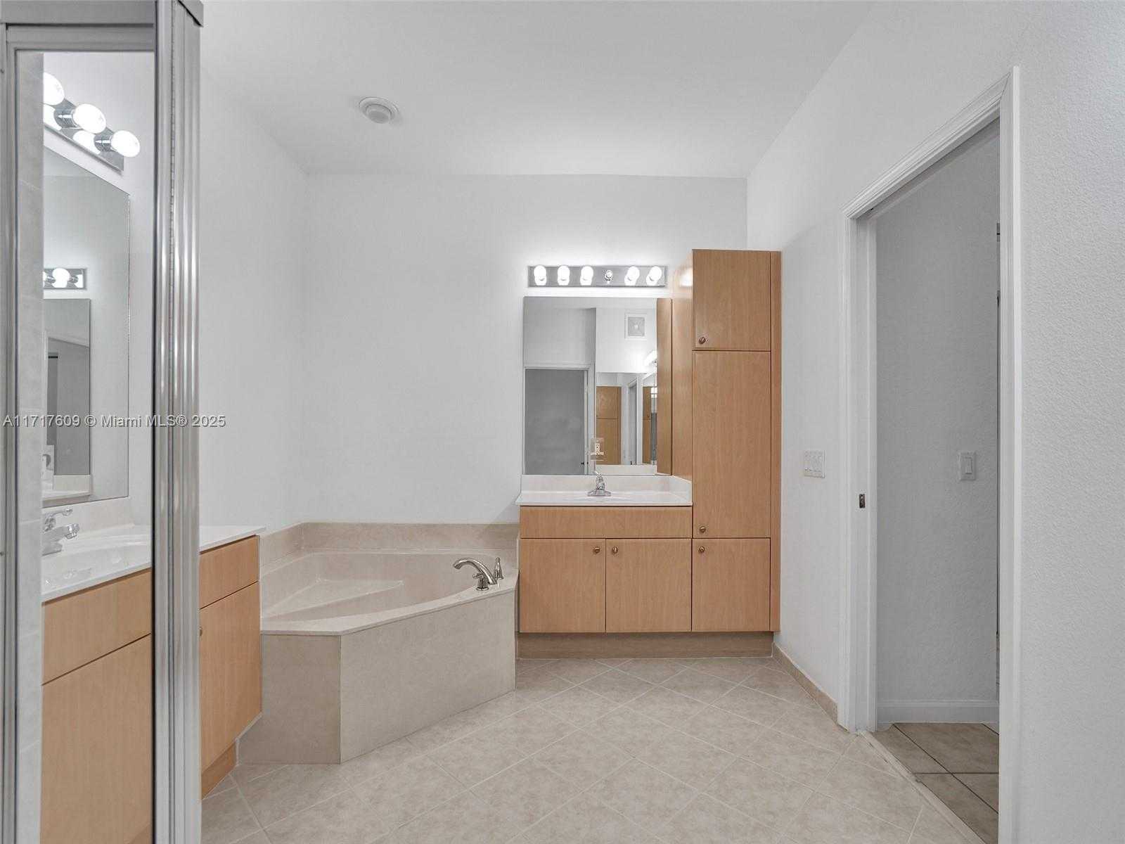 Small Image of 1689 PASSION VINE CIR #21-4, Weston Number 33