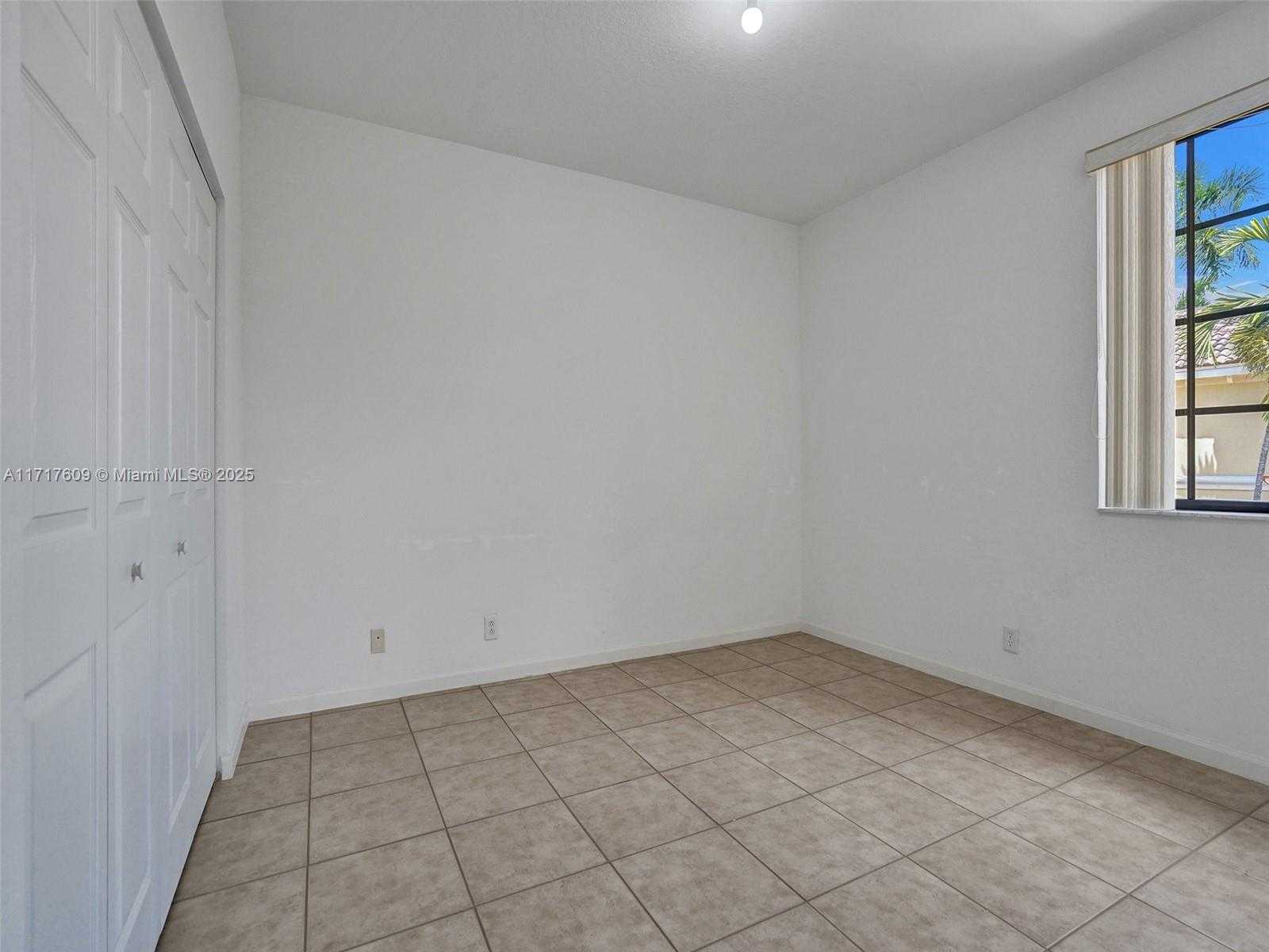 Small Image of 1689 PASSION VINE CIR #21-4, Weston Number 40