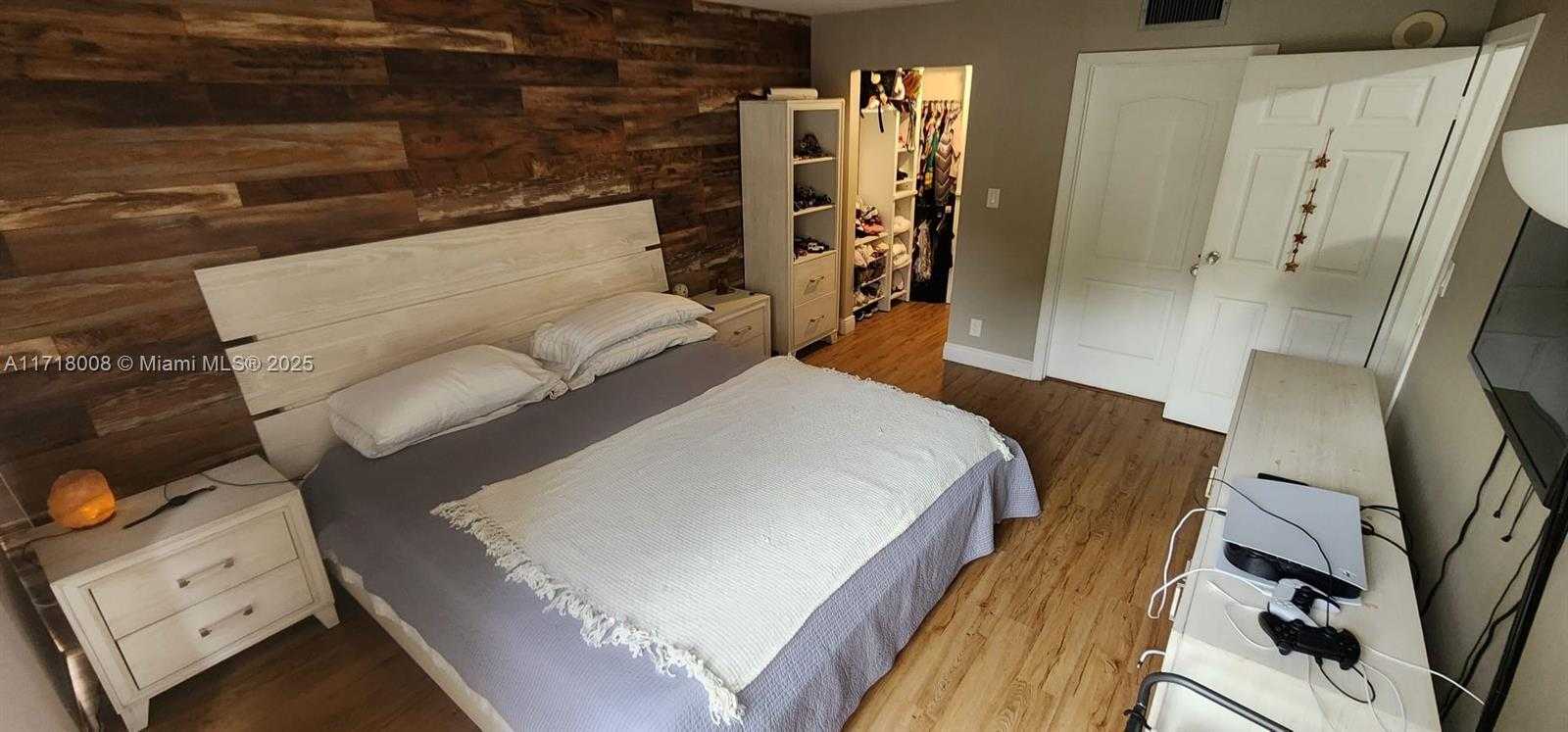 Small Image of 17021 NORTH BAY RD #219, Sunny Isles Beach Number 5