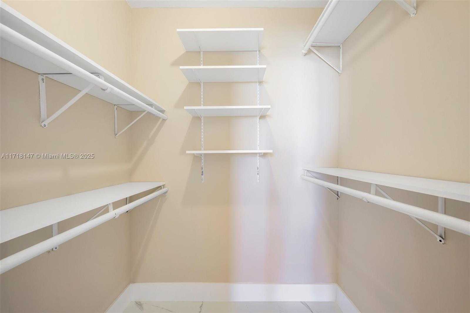 Small Image of 770 CLAUGHTON ISLAND DR #1215, Miami Number 18
