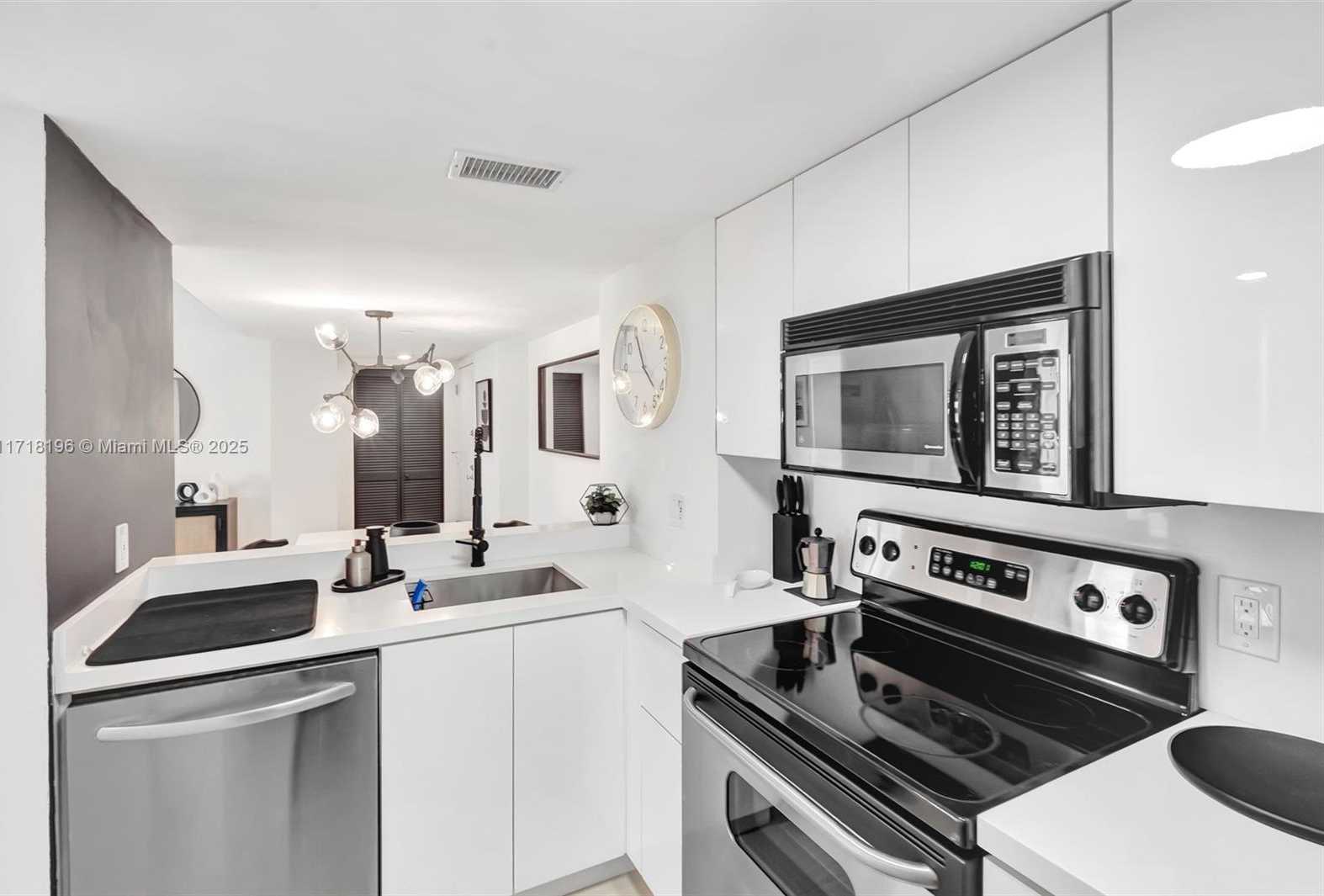 Small Image of 770 CLAUGHTON ISLAND DR #614, Miami Number 16