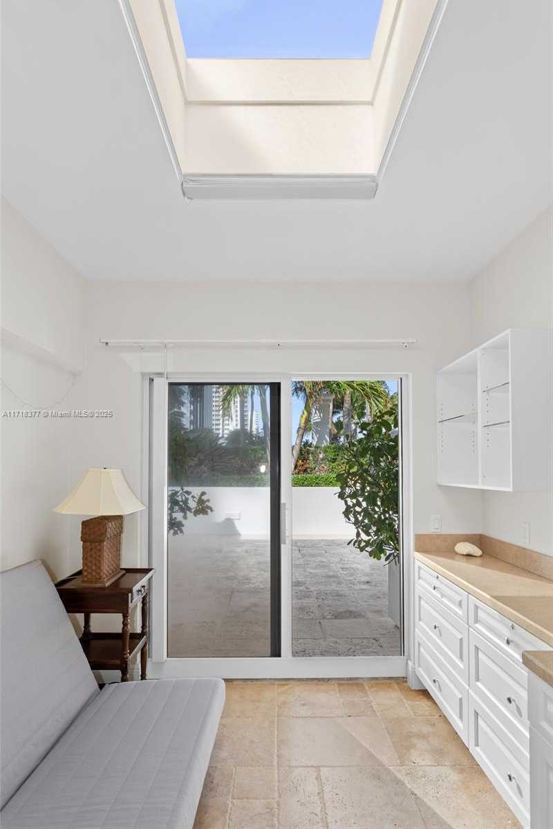 Small Image of 4775 Collins Ave, Miami Beach, FL 33140, USA Number 2