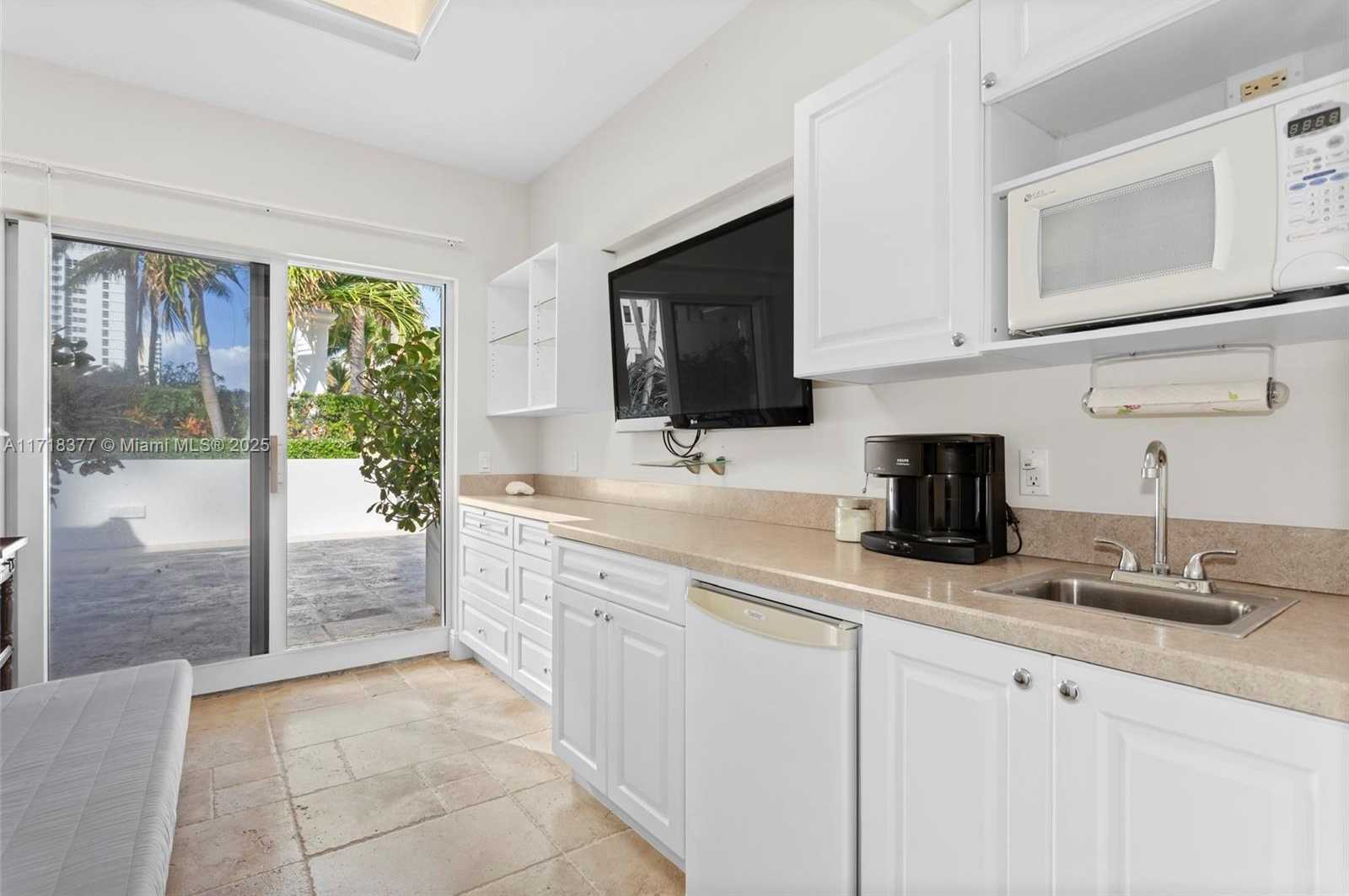 Small Image of 4775 Collins Ave, Miami Beach, FL 33140, USA Number 7