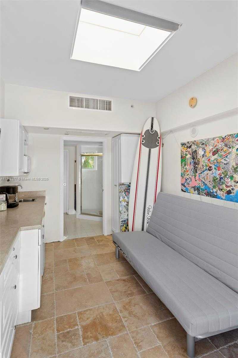 Small Image of 4775 Collins Ave, Miami Beach, FL 33140, USA Number 8