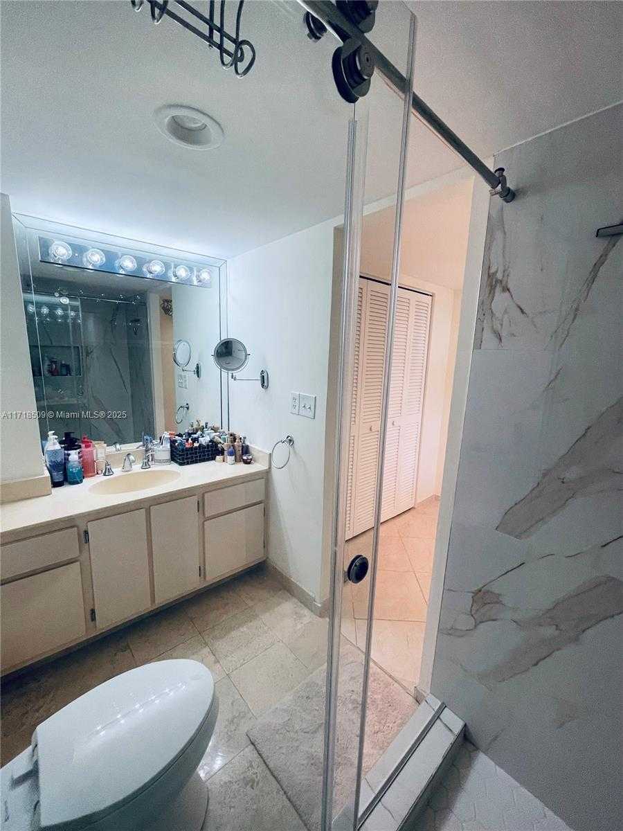 Small Image of 11111 Biscayne Blvd, Miami, FL 33181, USA Number 14