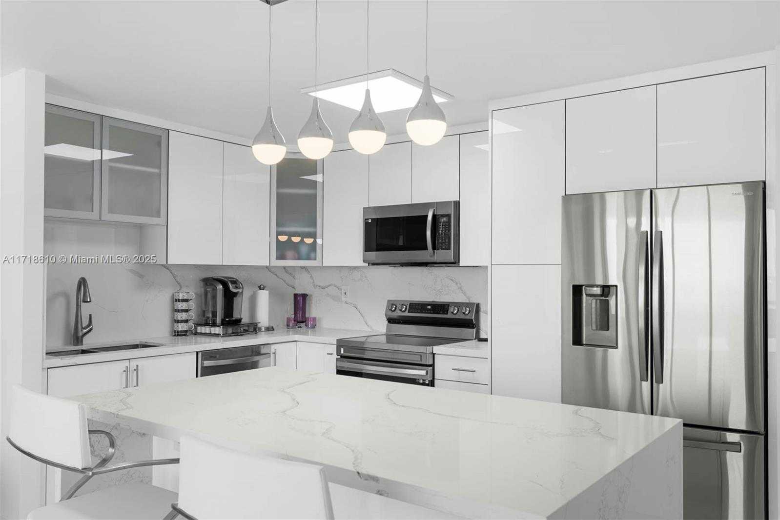 Small Image of 7135 COLLINS AVE #624, Miami Beach Number 3