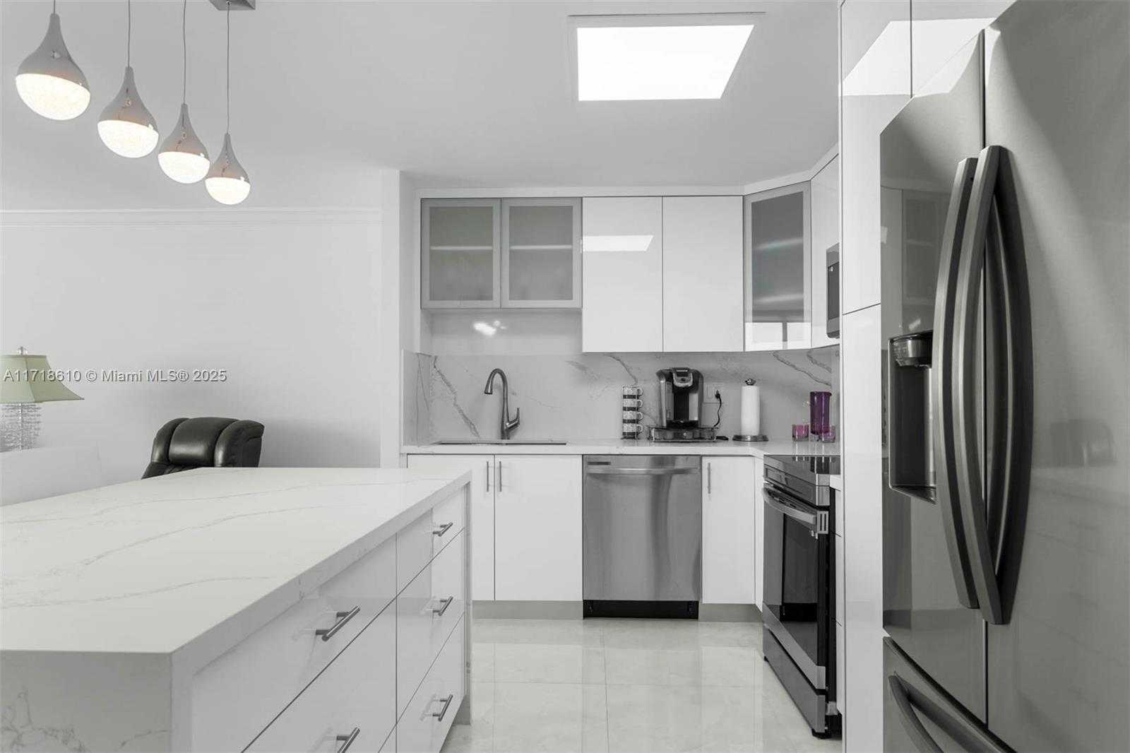 Small Image of 7135 COLLINS AVE #624, Miami Beach Number 4